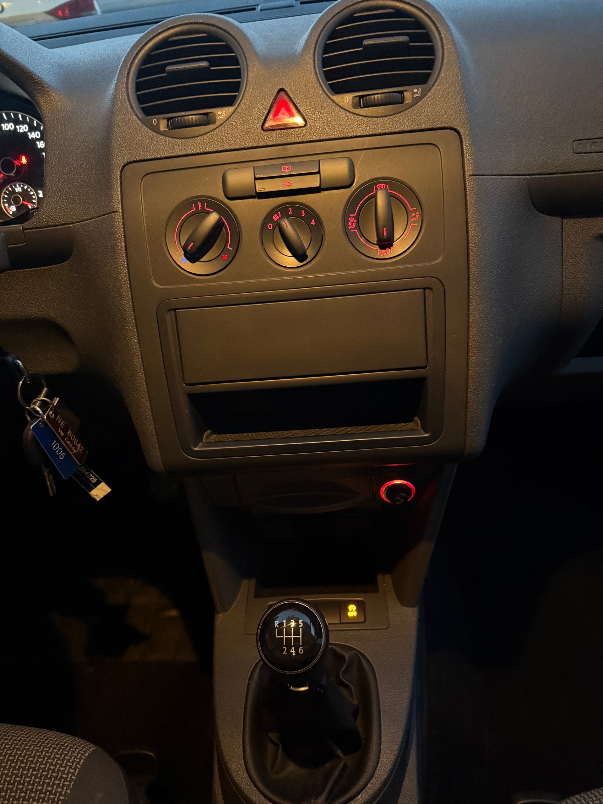 VW Caddy 2.0 TDI BlueMotion Technology-image-15
