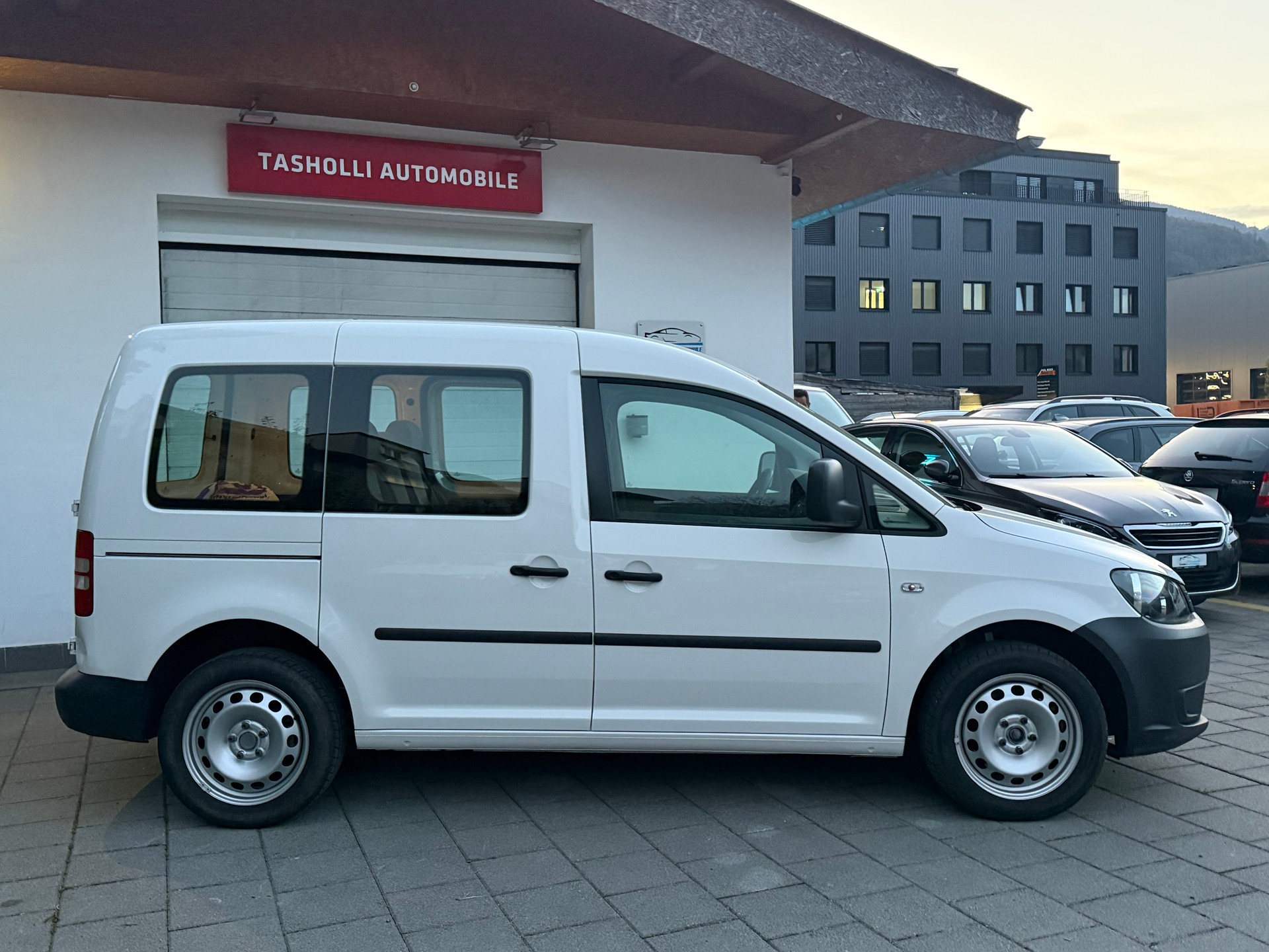 VW Caddy 2.0 TDI BlueMotion Technology-image-10