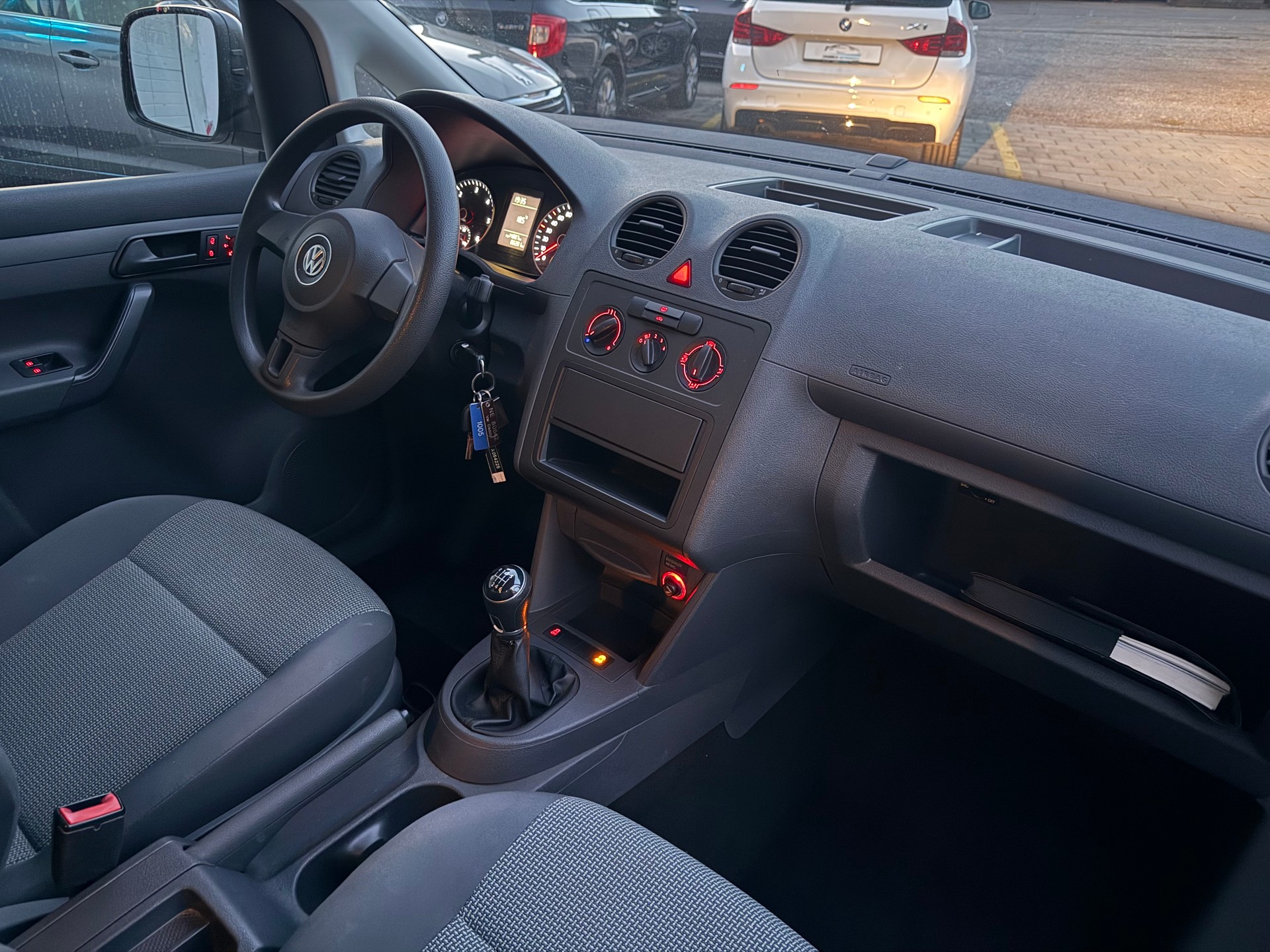 VW Caddy 2.0 TDI BlueMotion Technology-image-12