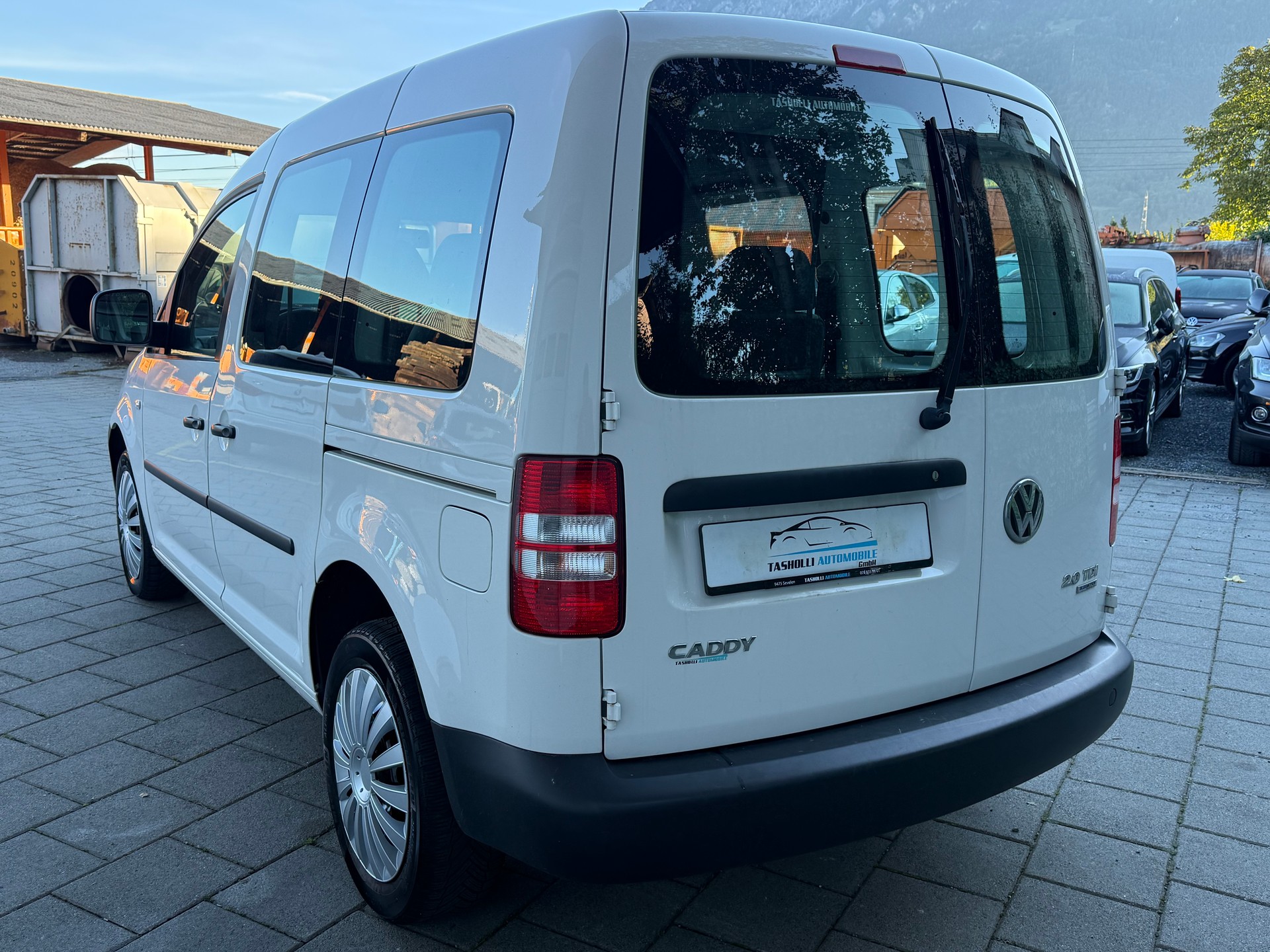 VW Caddy 2.0 TDI BlueMotion Technology-showroom-element-3