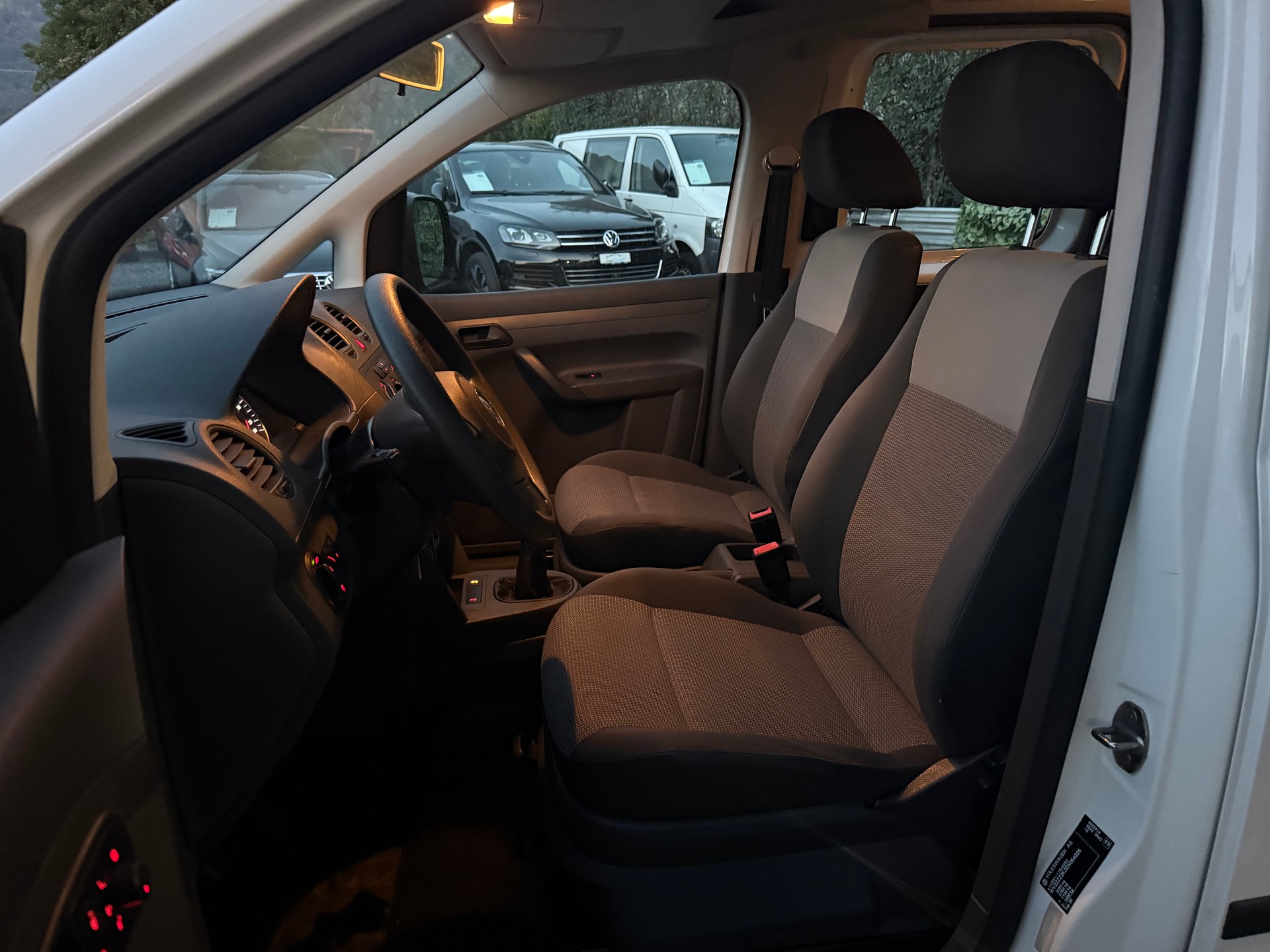 VW Caddy 2.0 TDI BlueMotion Technology-image-21