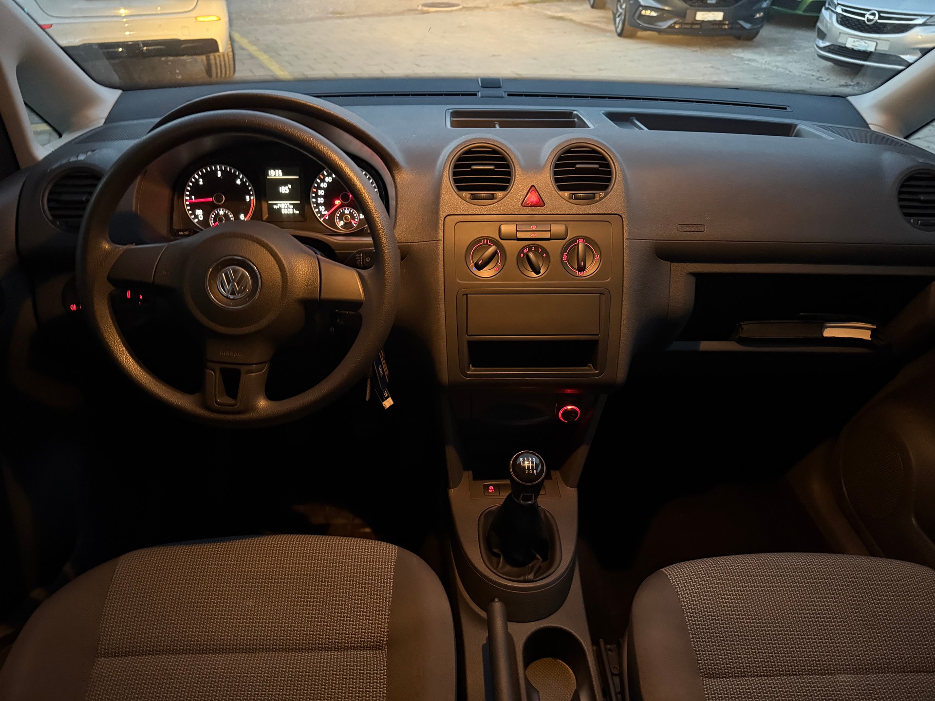 VW Caddy 2.0 TDI BlueMotion Technology-image-18