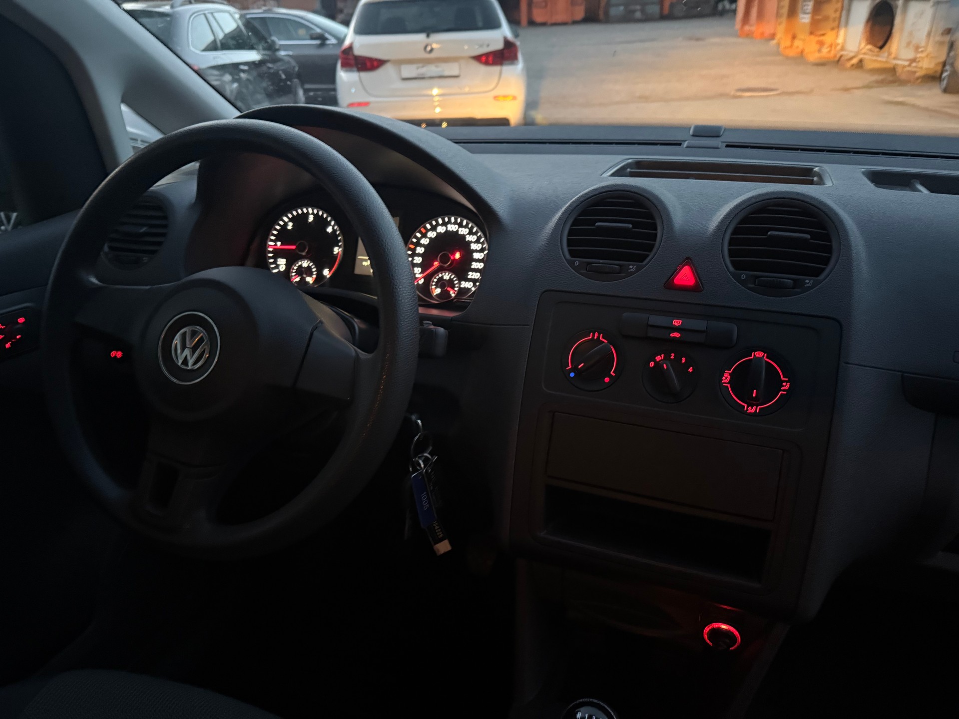 VW Caddy 2.0 TDI BlueMotion Technology-image-14
