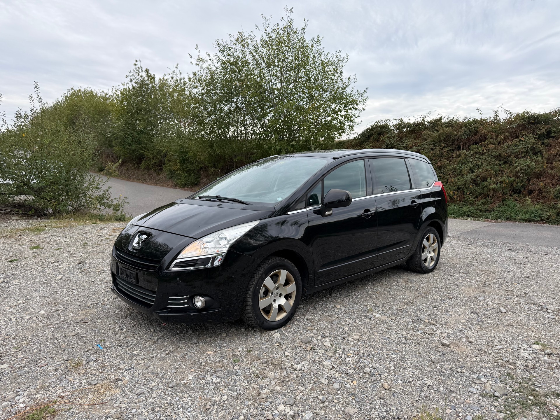 PEUGEOT 5008 1.6 16V T Active-image-1