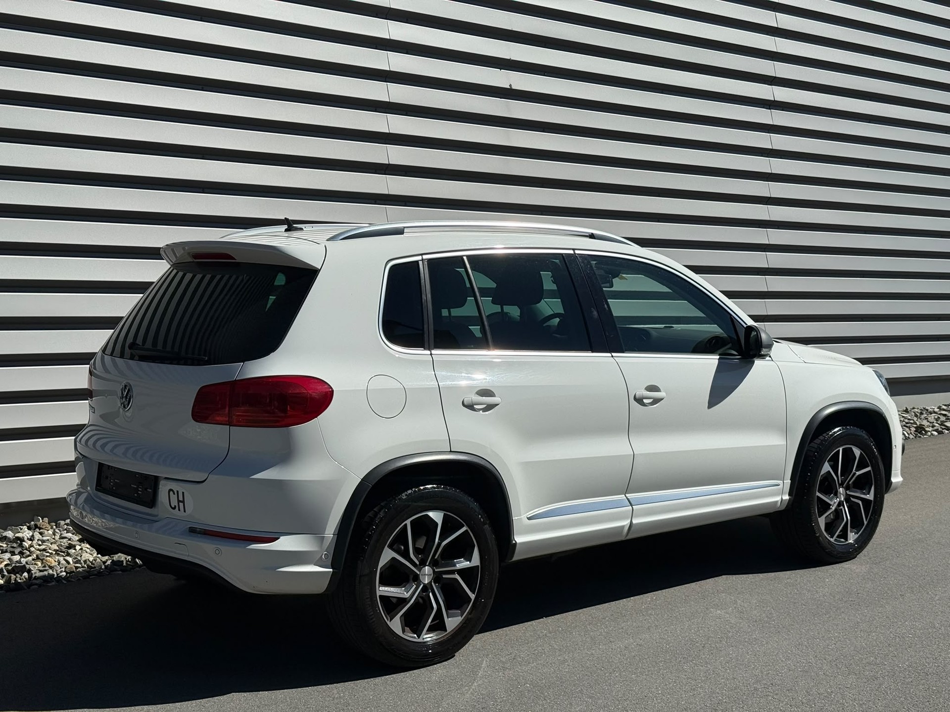 VW Tiguan 1.4 TSI R-Line BlueMotion-image-2