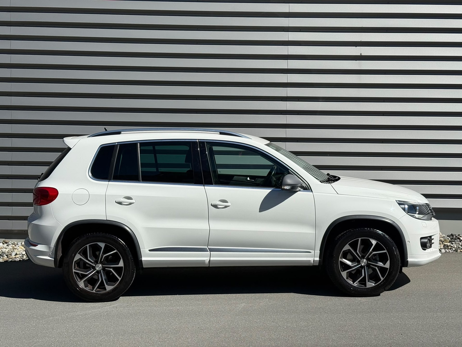 VW Tiguan 1.4 TSI R-Line BlueMotion-image-1