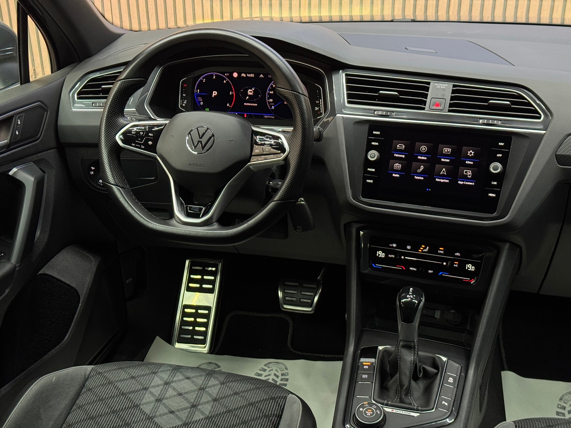 VW Tiguan 2.0 TDI SCR R-Line DSG *ab CHF 269.-/ Monat*-image-19