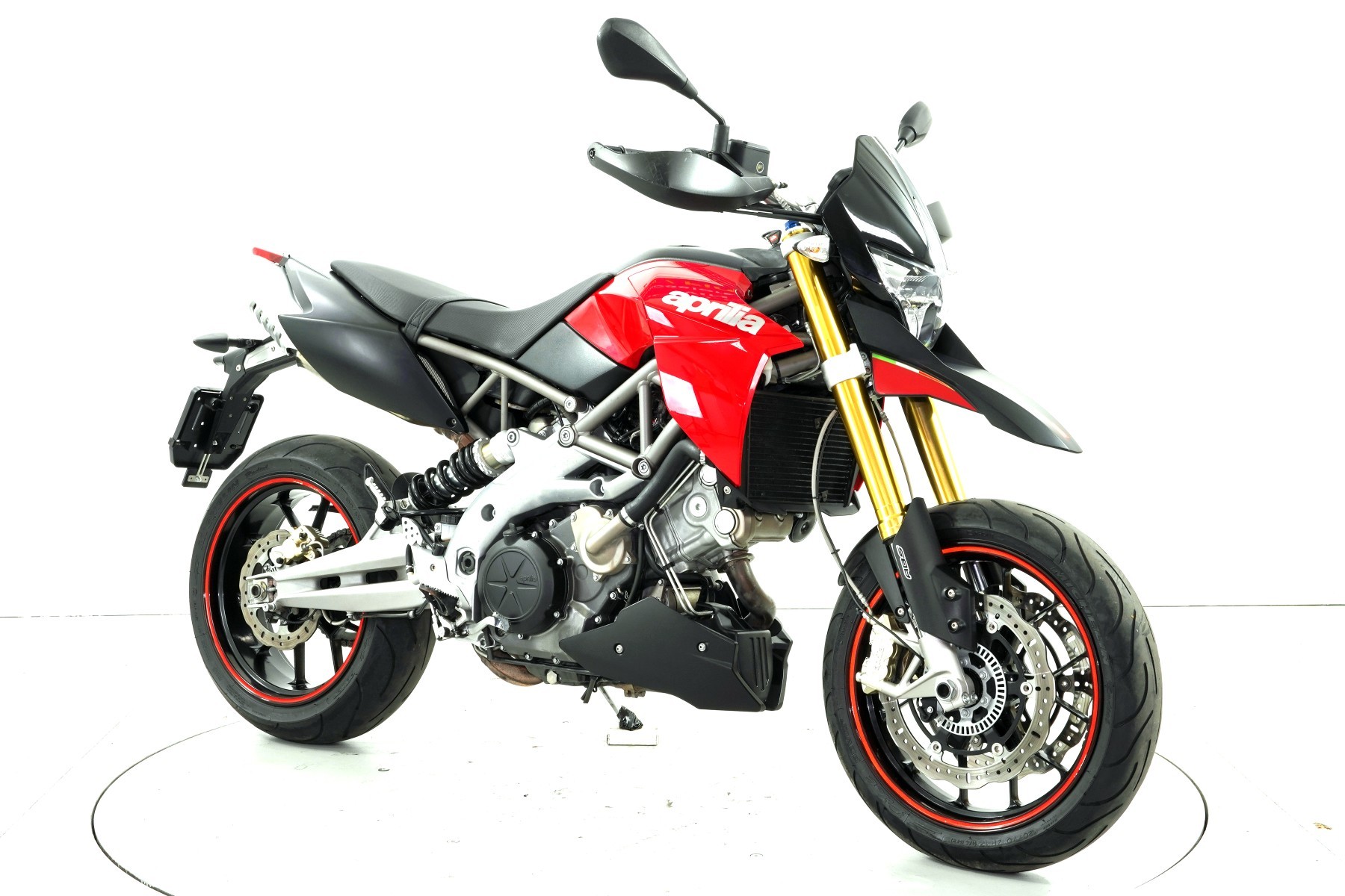 APRILIA Dorsoduro 750 ABS-showroom-element-1