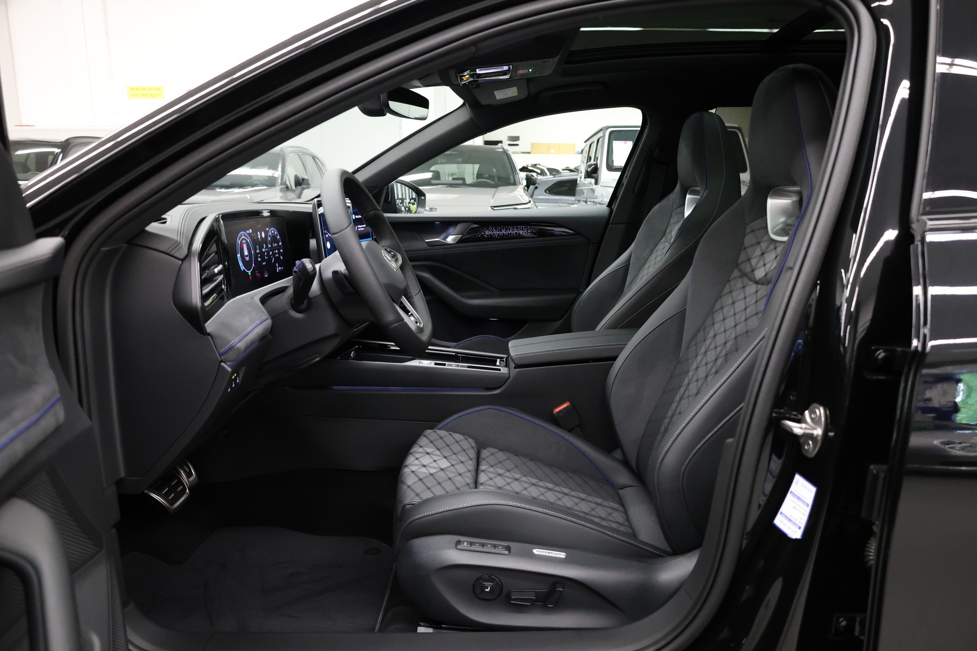 VW Passat Variant 2.0 TDI R-Line DSG 4motion-image-18
