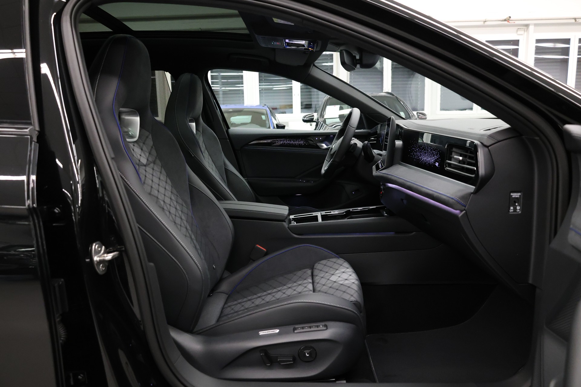 VW Passat Variant 2.0 TDI R-Line DSG 4motion-image-19