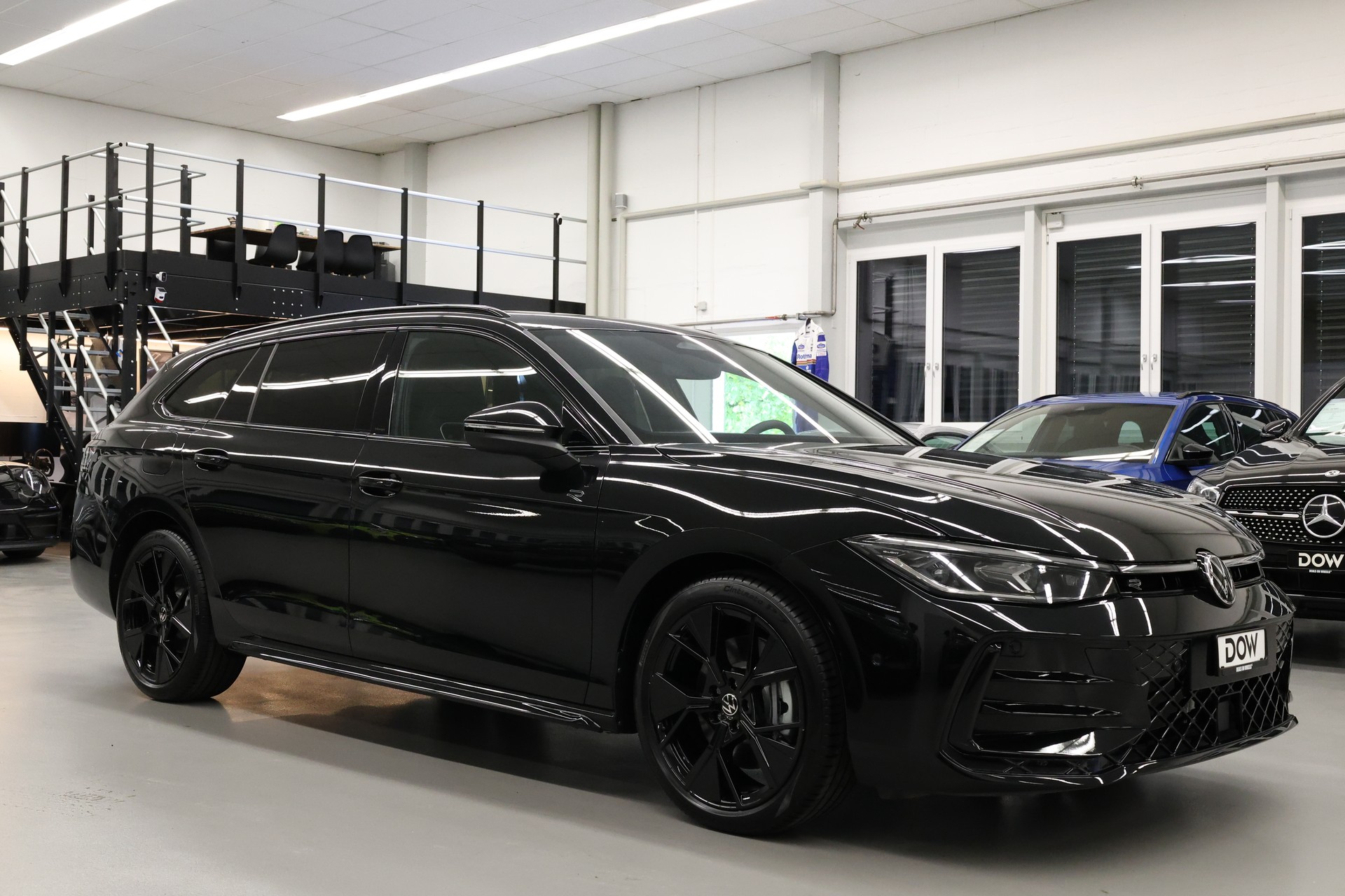 VW Passat Variant 2.0 TDI R-Line DSG 4motion-image-1