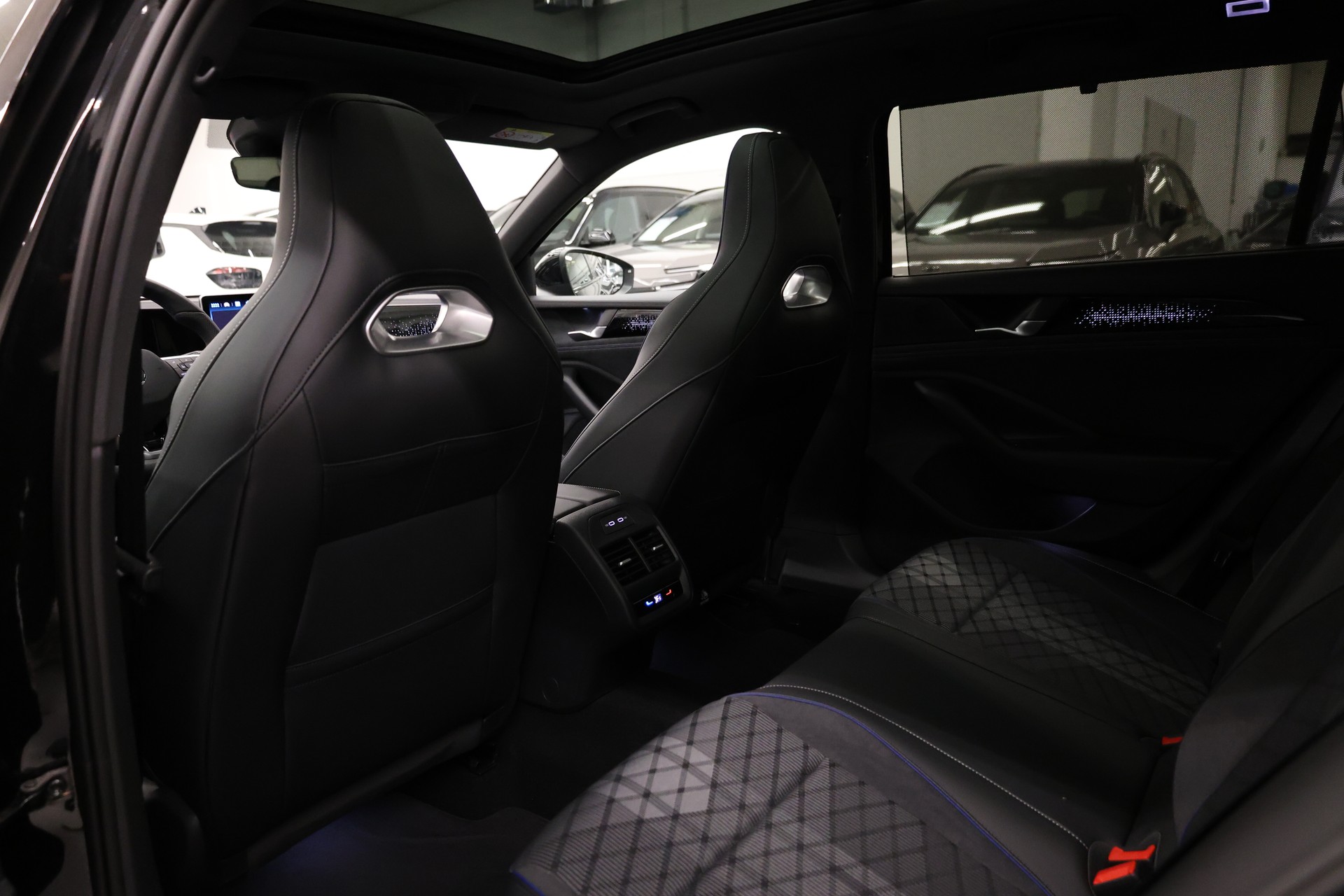VW Passat Variant 2.0 TDI R-Line DSG 4motion-image-31