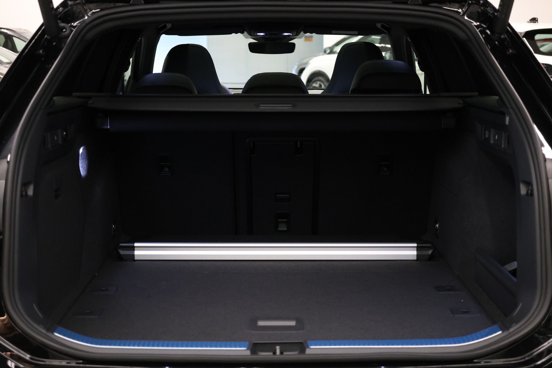 VW Passat Variant 2.0 TDI R-Line DSG 4motion-image-35