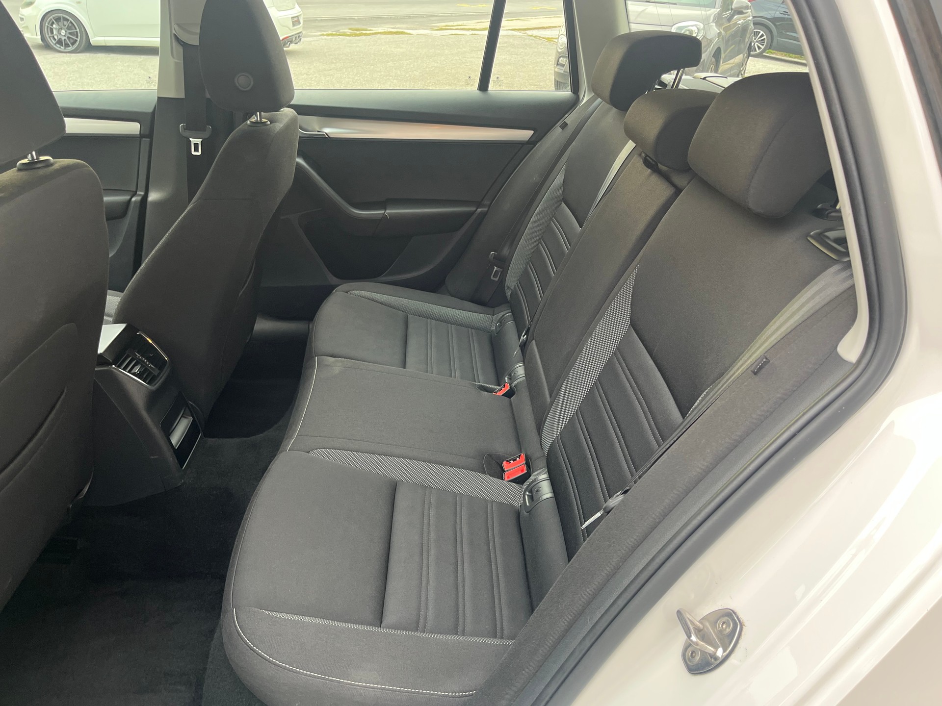 SKODA Octavia Combi 1.6 TDI Ambition 4x4-image-7