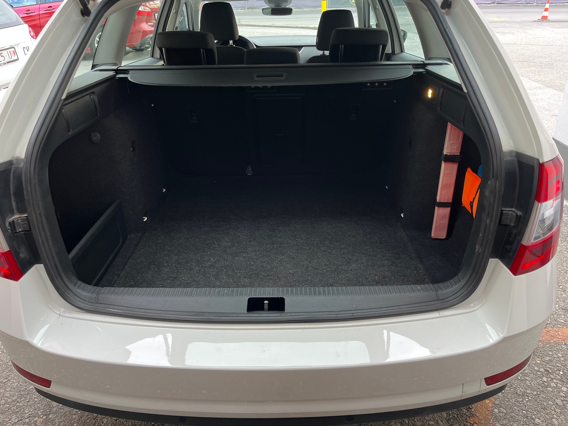 SKODA Octavia Combi 1.6 TDI Ambition 4x4-image-8