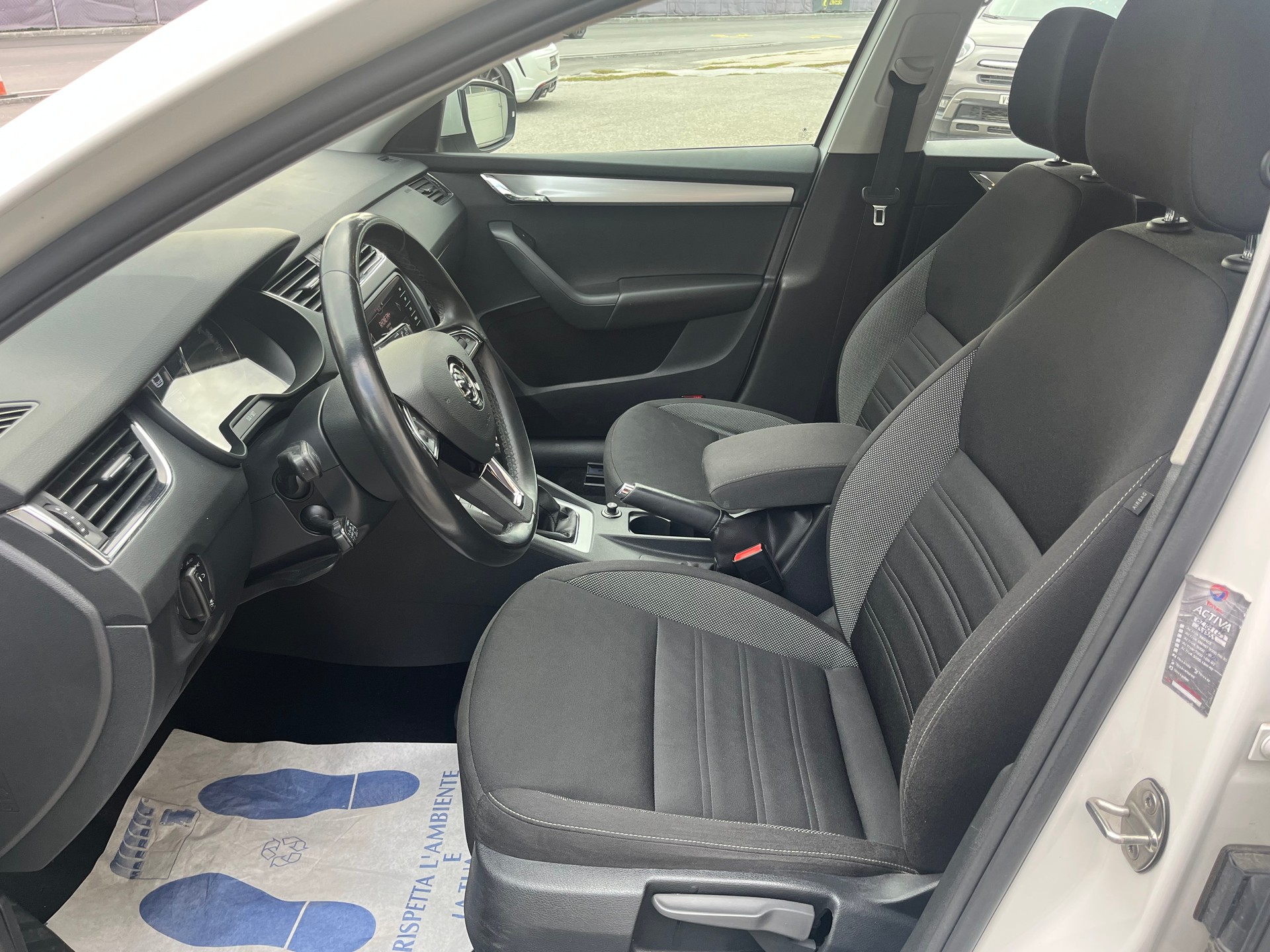 SKODA Octavia Combi 1.6 TDI Ambition 4x4-image-6