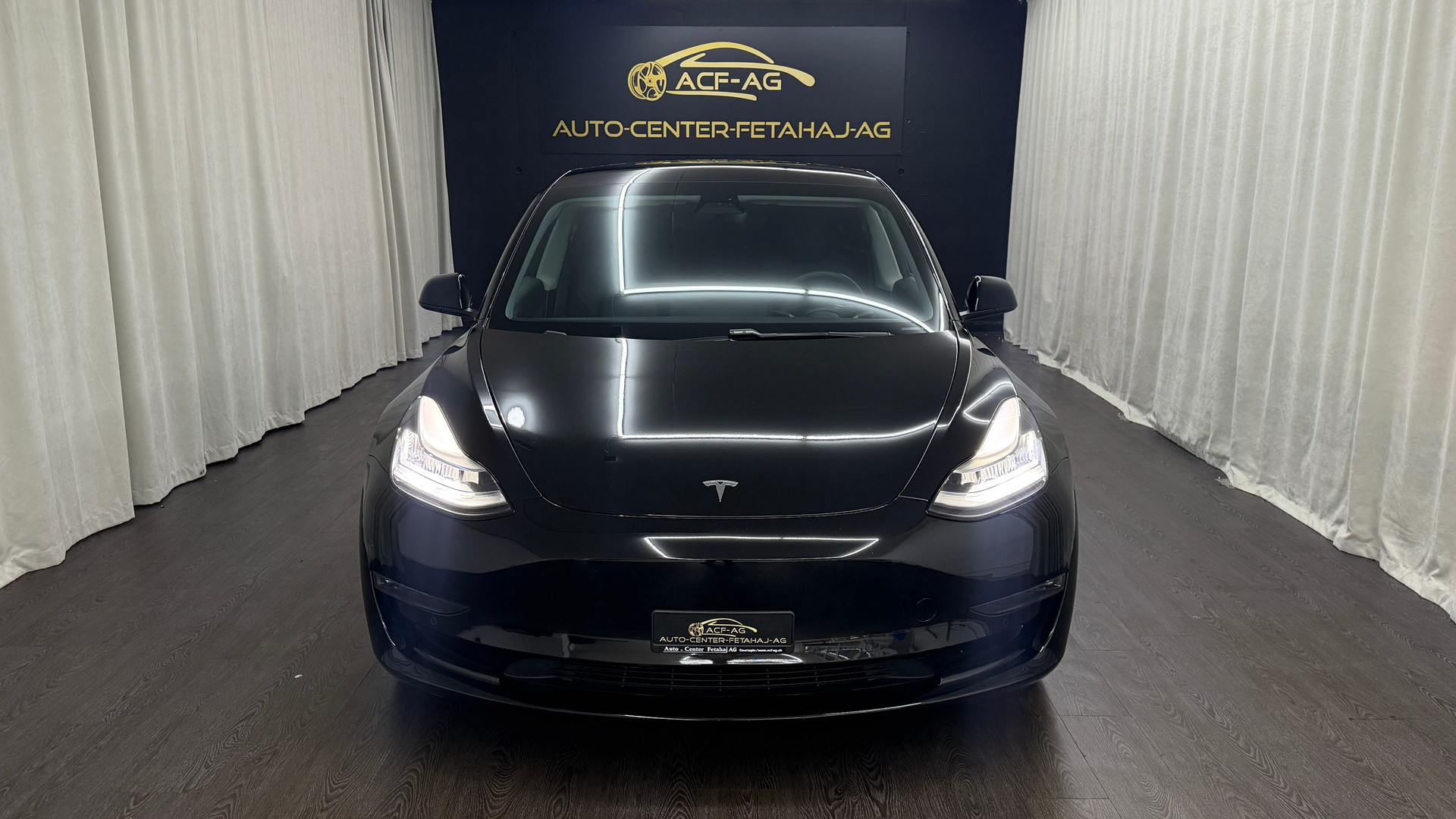 TESLA Model 3 Long Range Dual Motor AWD-showroom-element-1