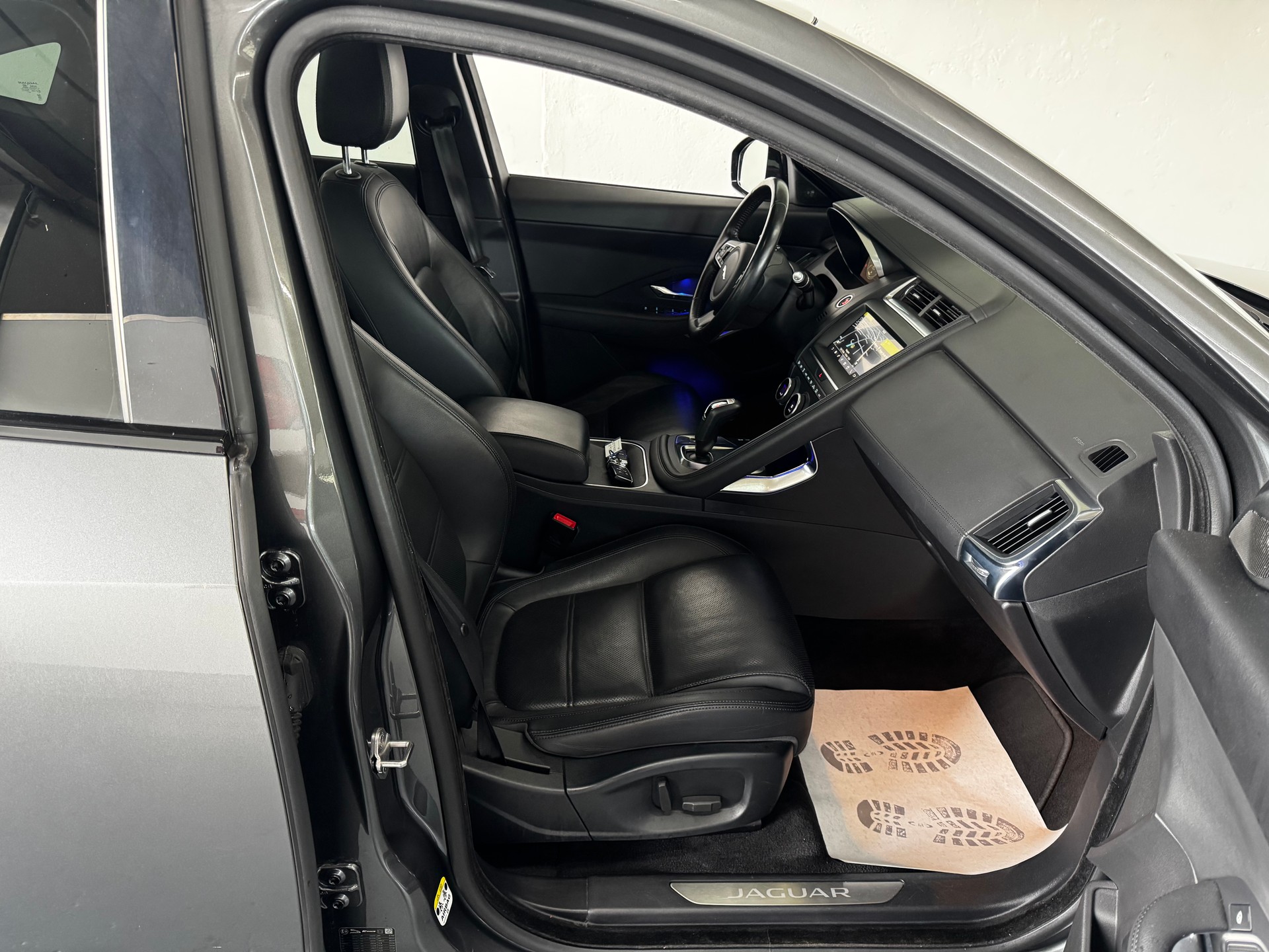JAGUAR E-Pace 2.0d D150 R-Dynamic S AWD Automatik-image-19