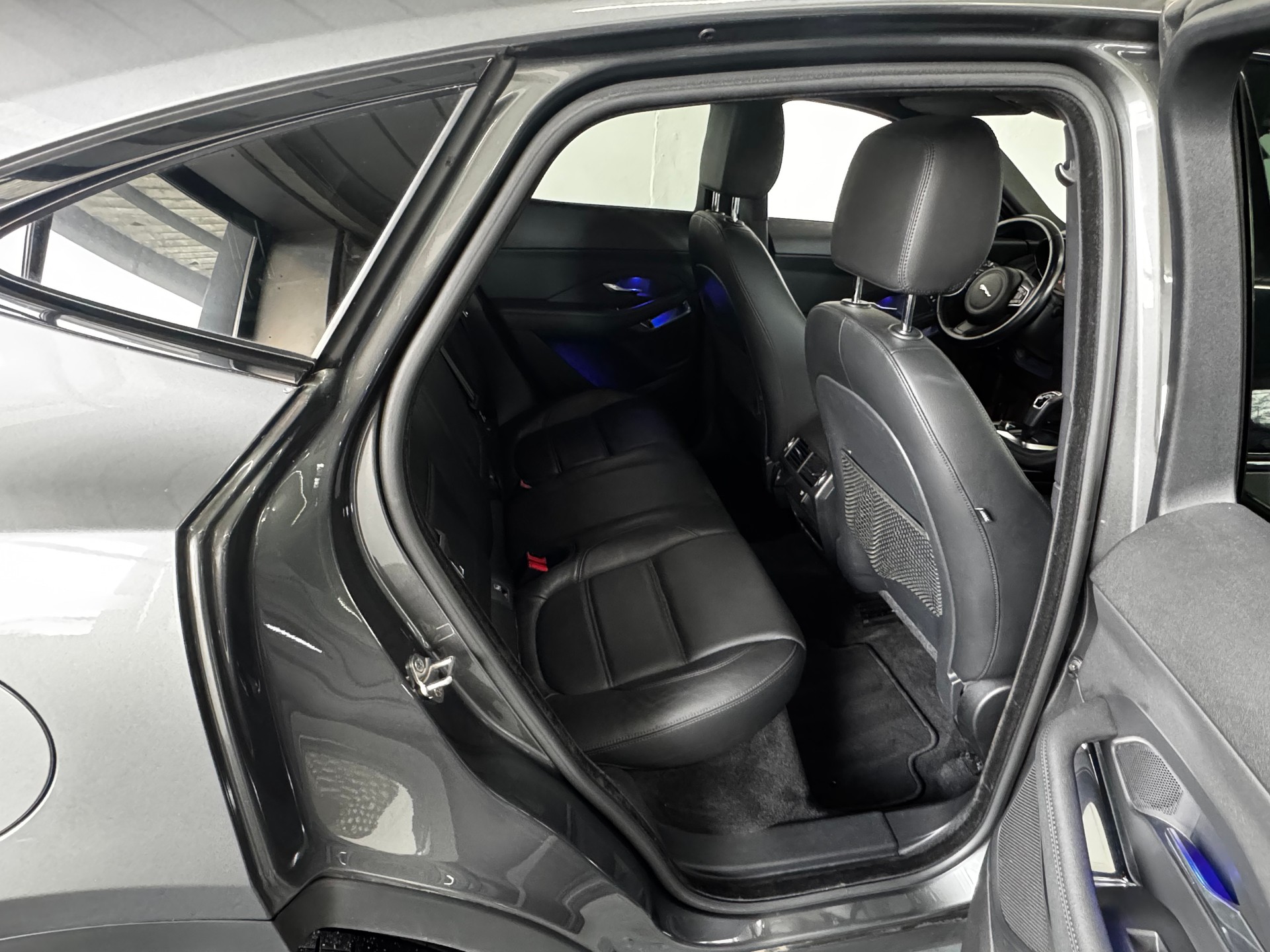 JAGUAR E-Pace 2.0d D150 R-Dynamic S AWD Automatik-image-21