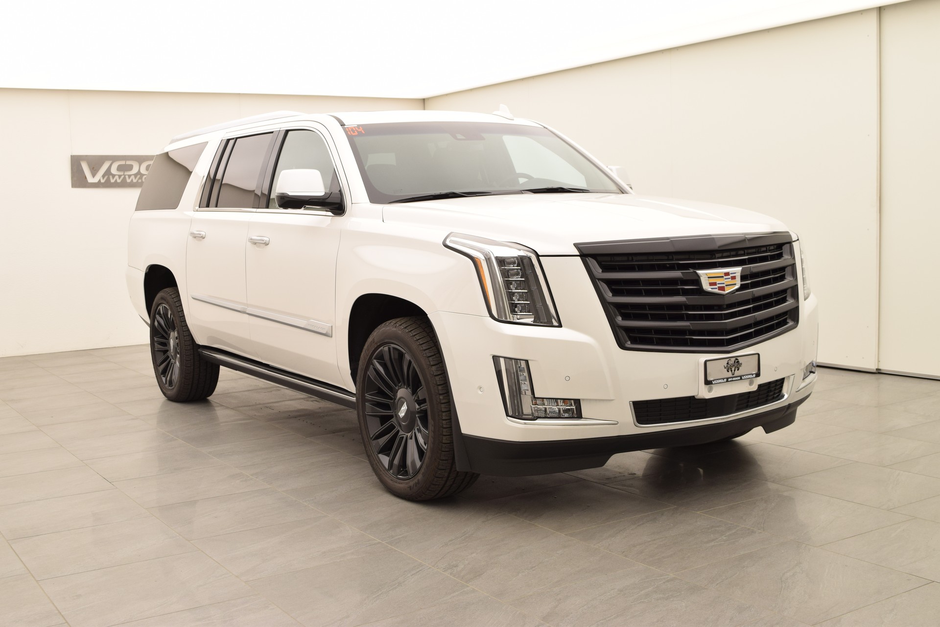 CADILLAC Escalade 6.2 ESV Platinum-showroom-element-3