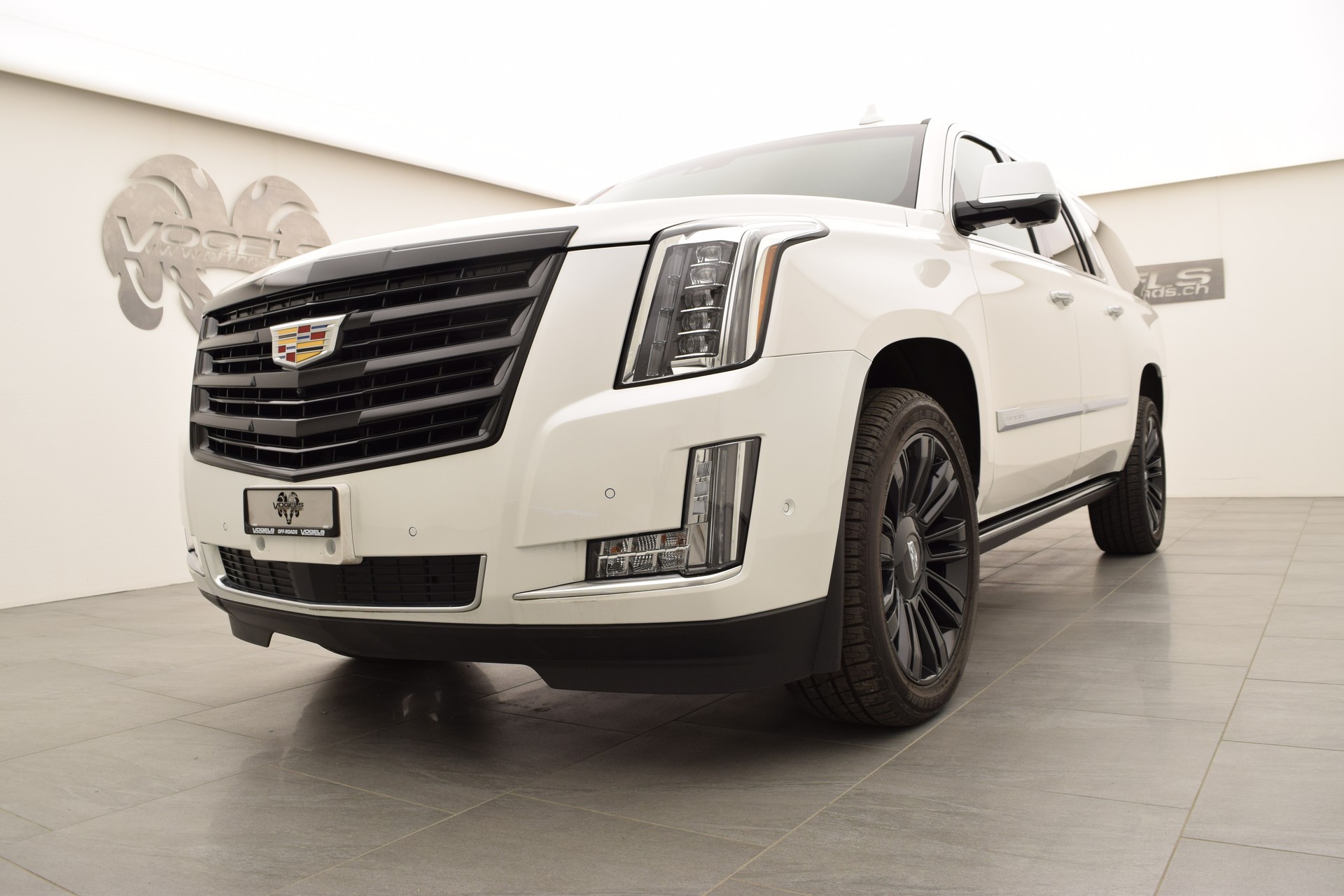 CADILLAC Escalade 6.2 ESV Platinum-showroom-element-1
