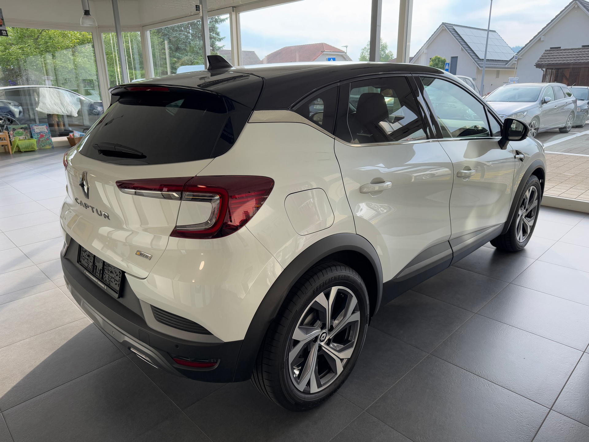 RENAULT Captur 1.3 TCe EDC R.S.Line-image-3