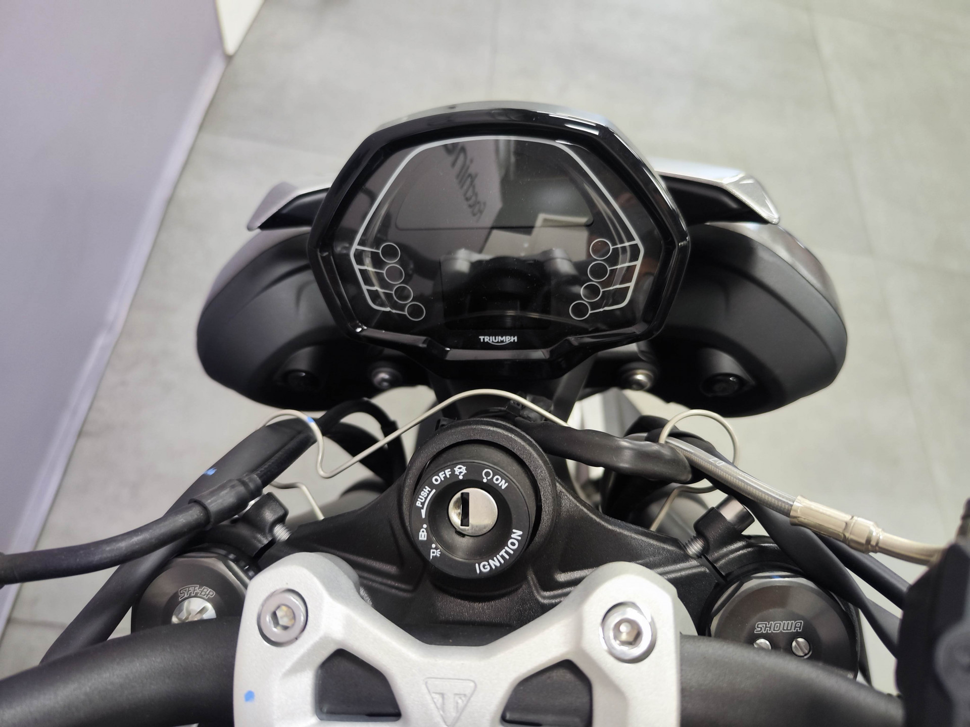 TRIUMPH Street Triple 765 R-image-8