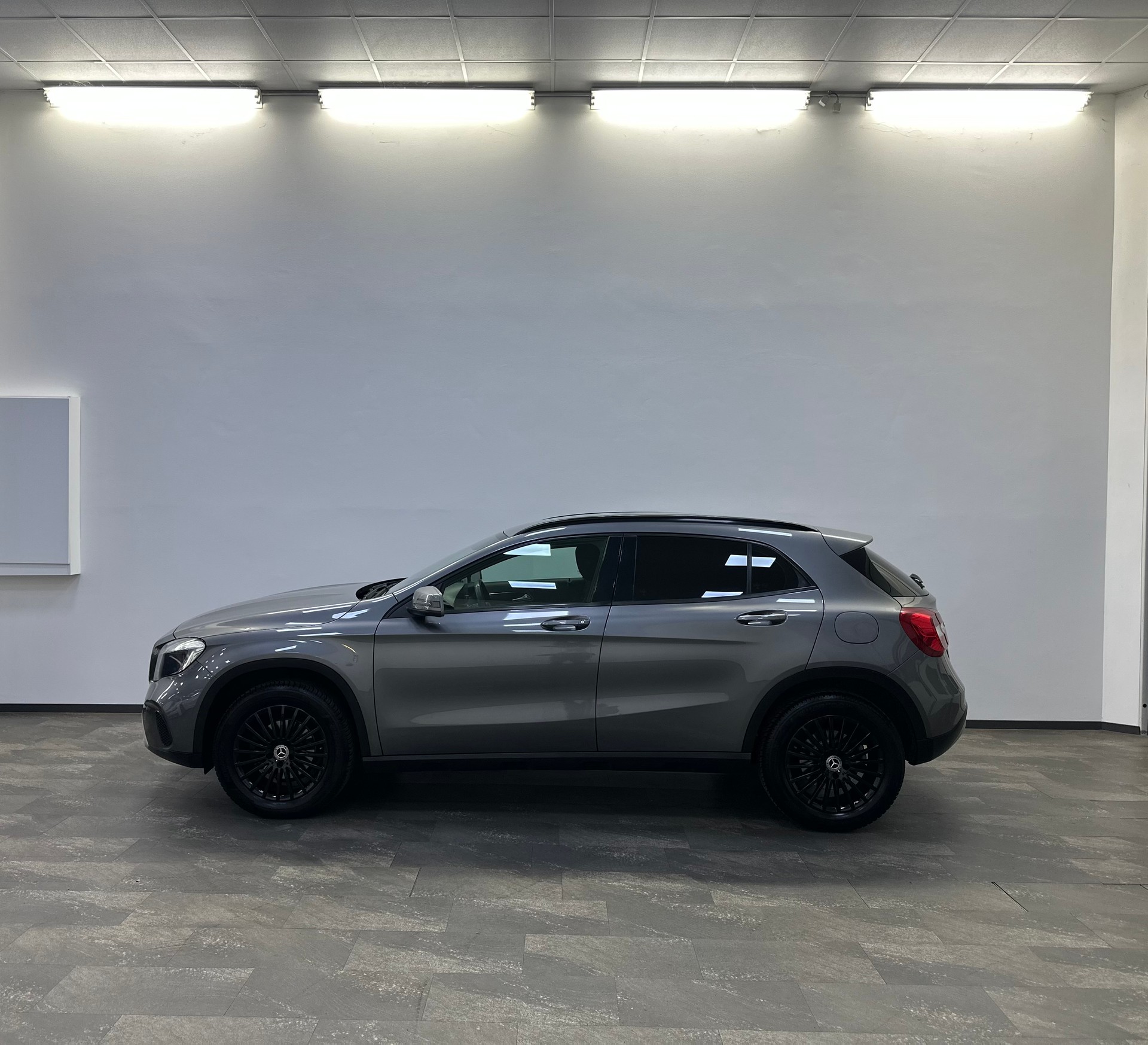 MERCEDES-BENZ GLA 180 d 7G-DCT-image-2