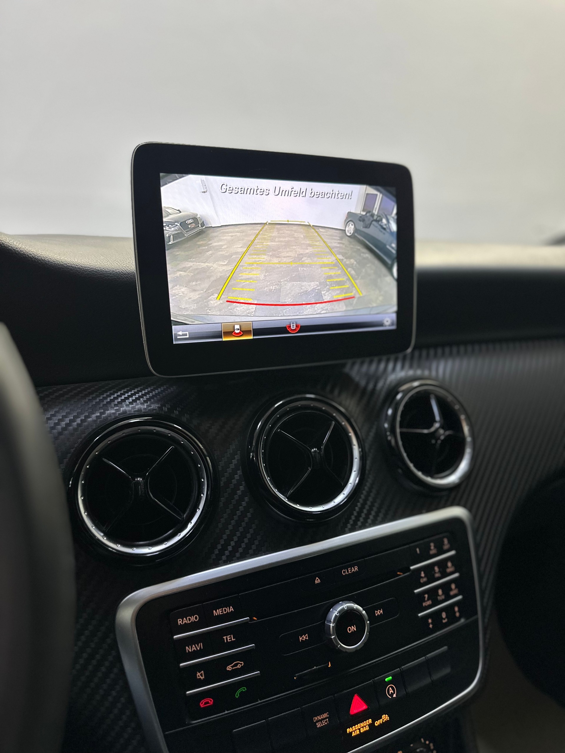 MERCEDES-BENZ GLA 180 d 7G-DCT-image-16