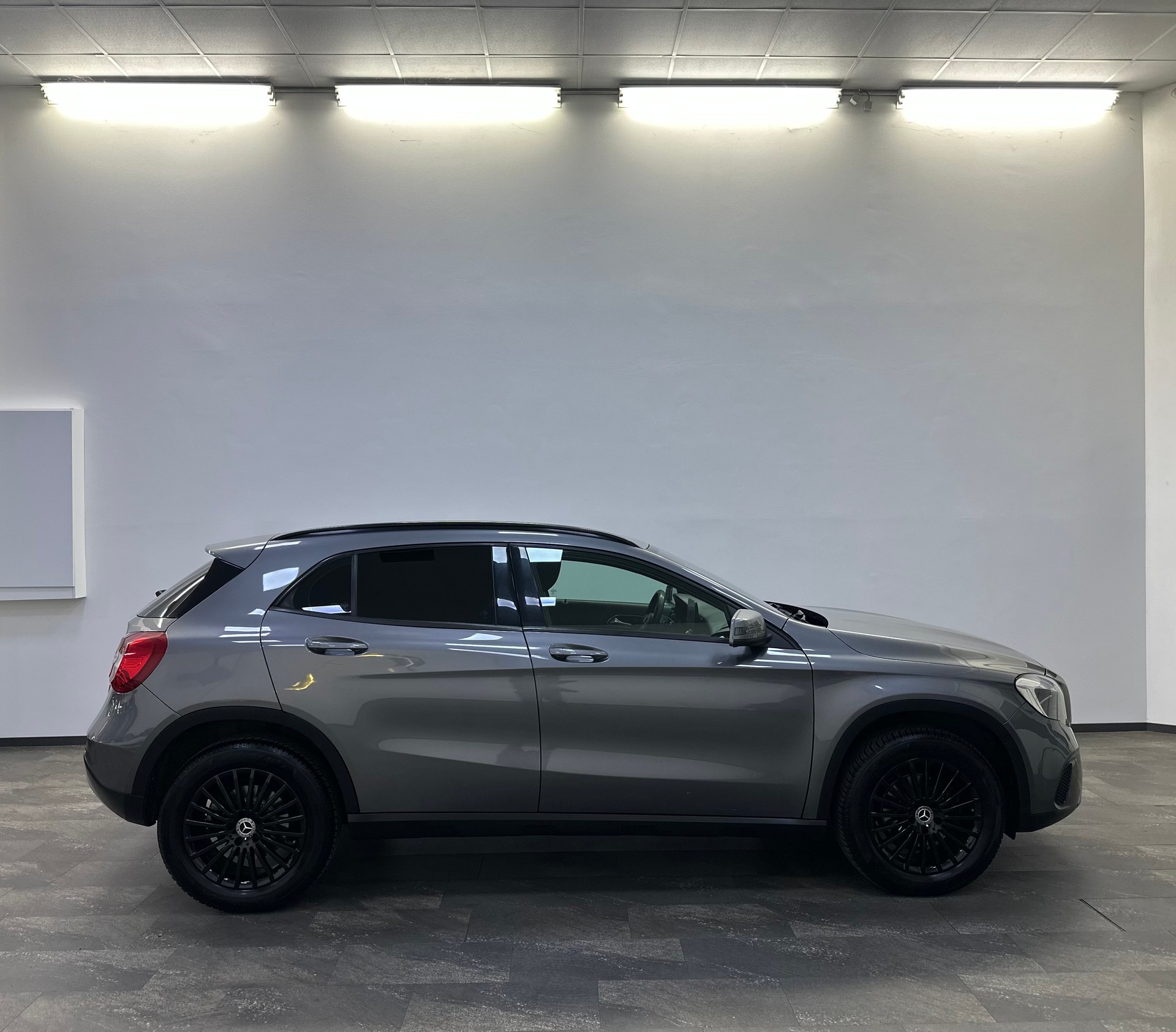 MERCEDES-BENZ GLA 180 d 7G-DCT-image-8