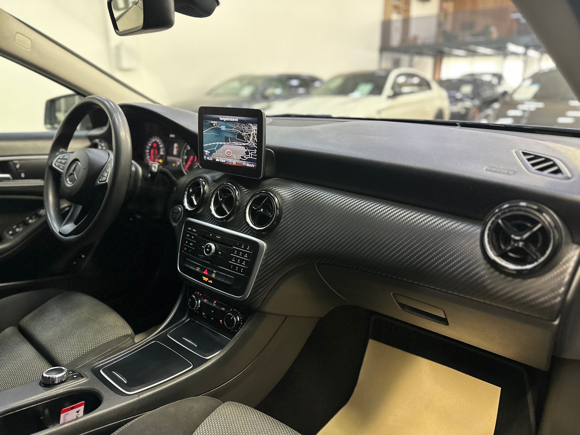 MERCEDES-BENZ GLA 180 d 7G-DCT-image-17