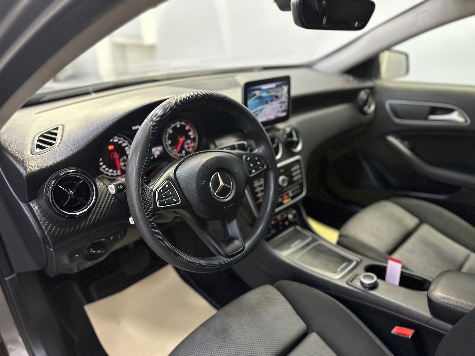 MERCEDES-BENZ GLA 180 d 7G-DCT-image-11