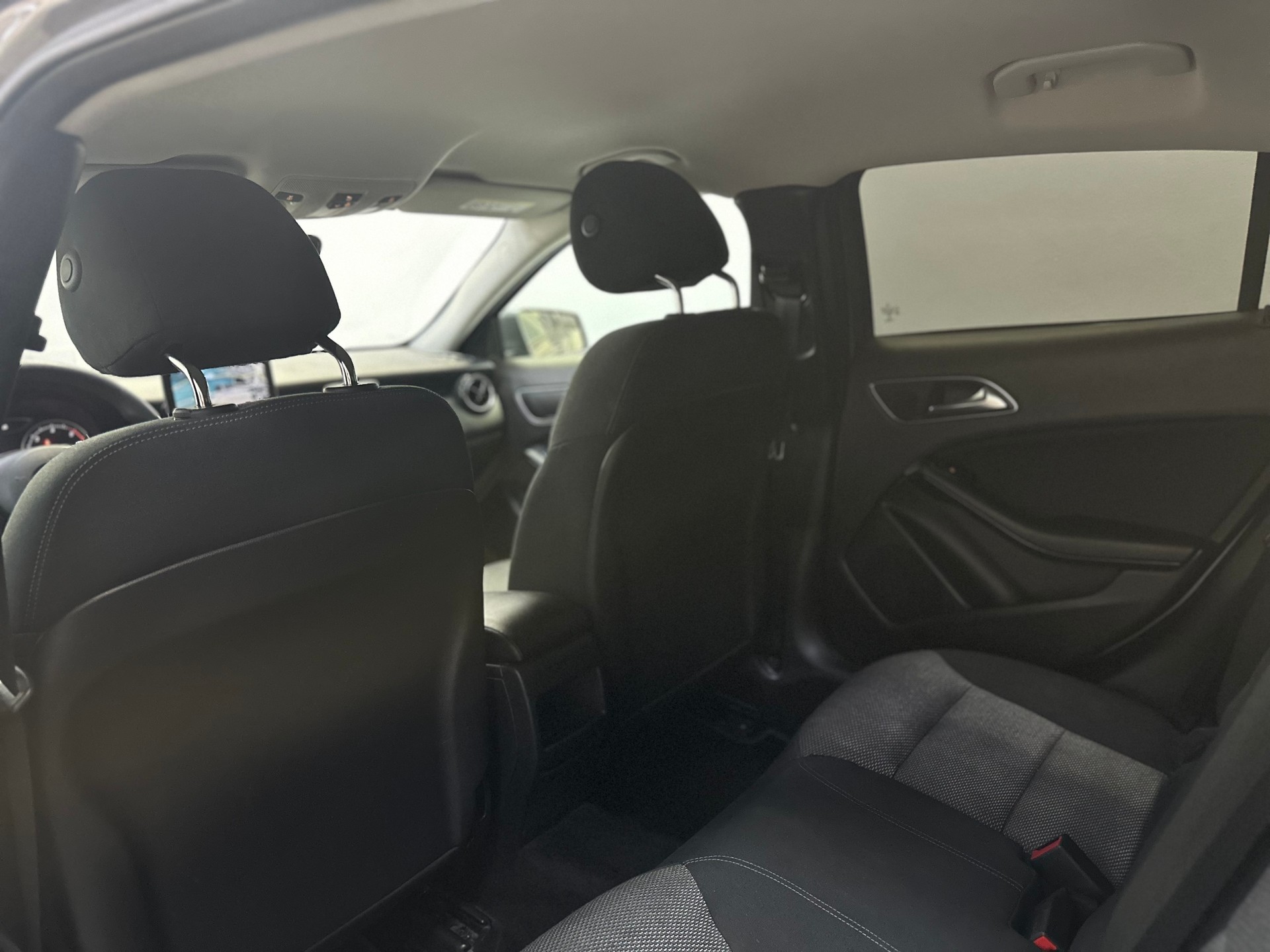 MERCEDES-BENZ GLA 180 d 7G-DCT-image-19