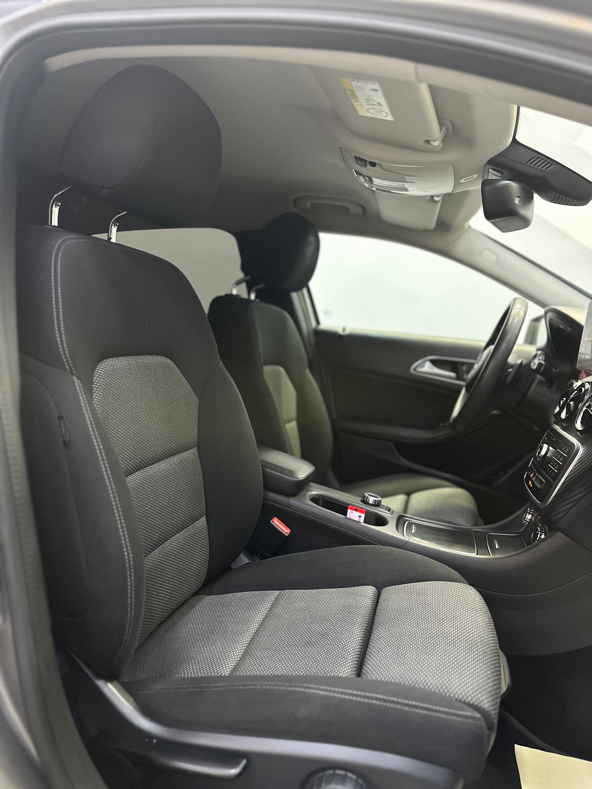 MERCEDES-BENZ GLA 180 d 7G-DCT-image-18