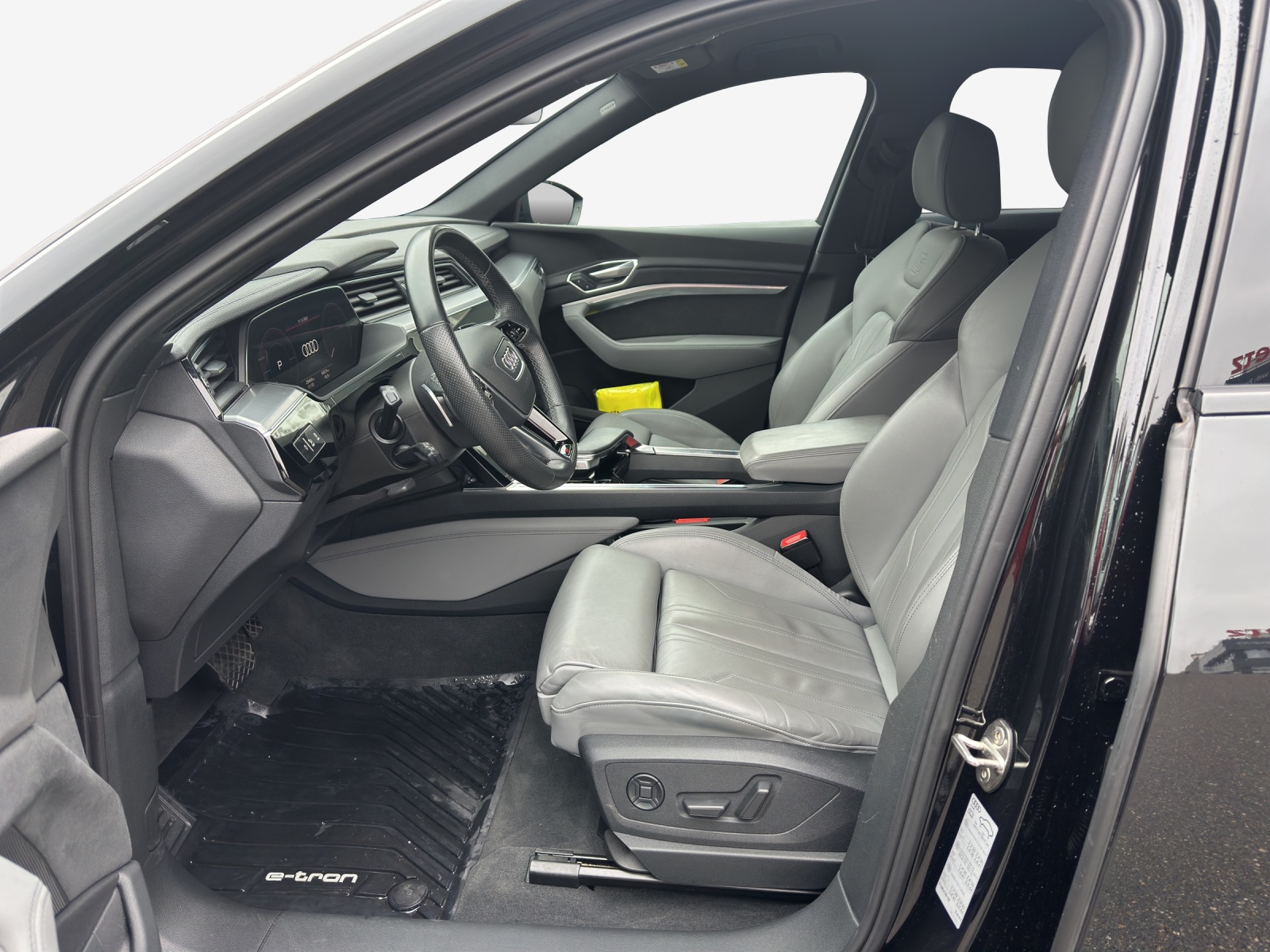 AUDI e-tron 55 Sportback S Line quattro-image-8