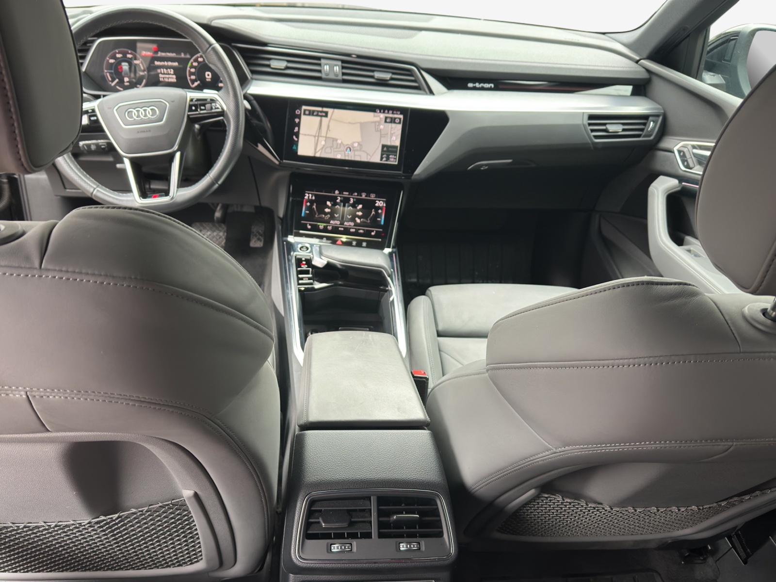 AUDI e-tron 55 Sportback S Line quattro-image-9