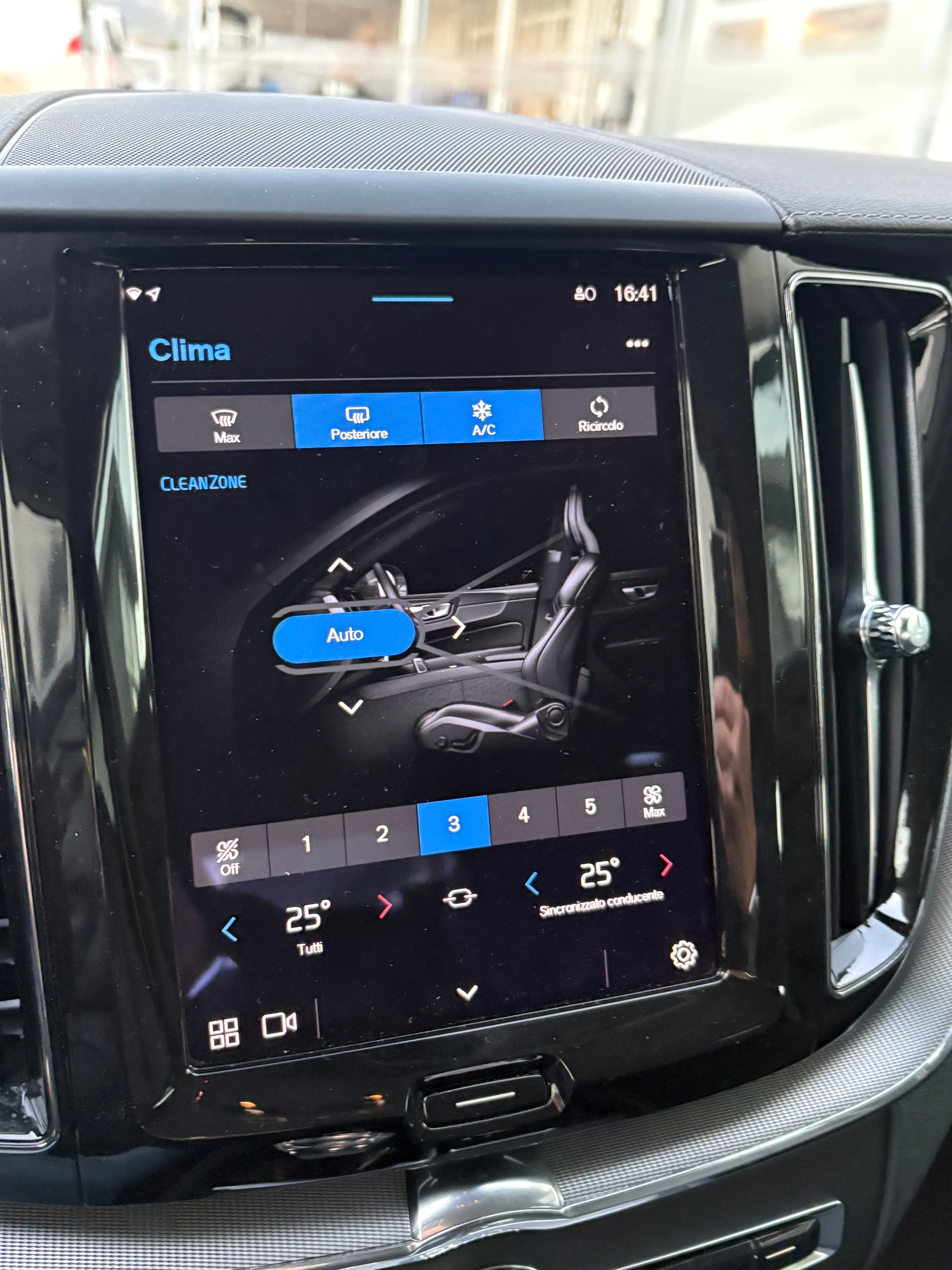 VOLVO XC60 B4 Diesel Mild Hybrid AWD Plus Bright Geartronic-image-13