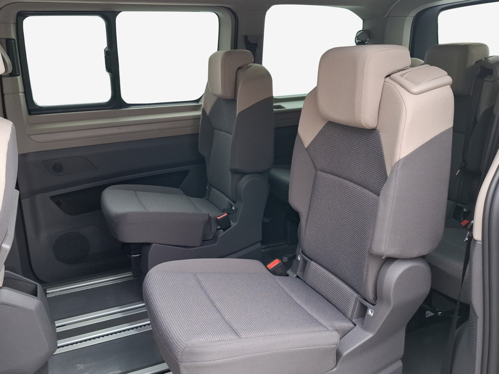 VW Multivan LI kurz 150 2.0 TDI-image-11