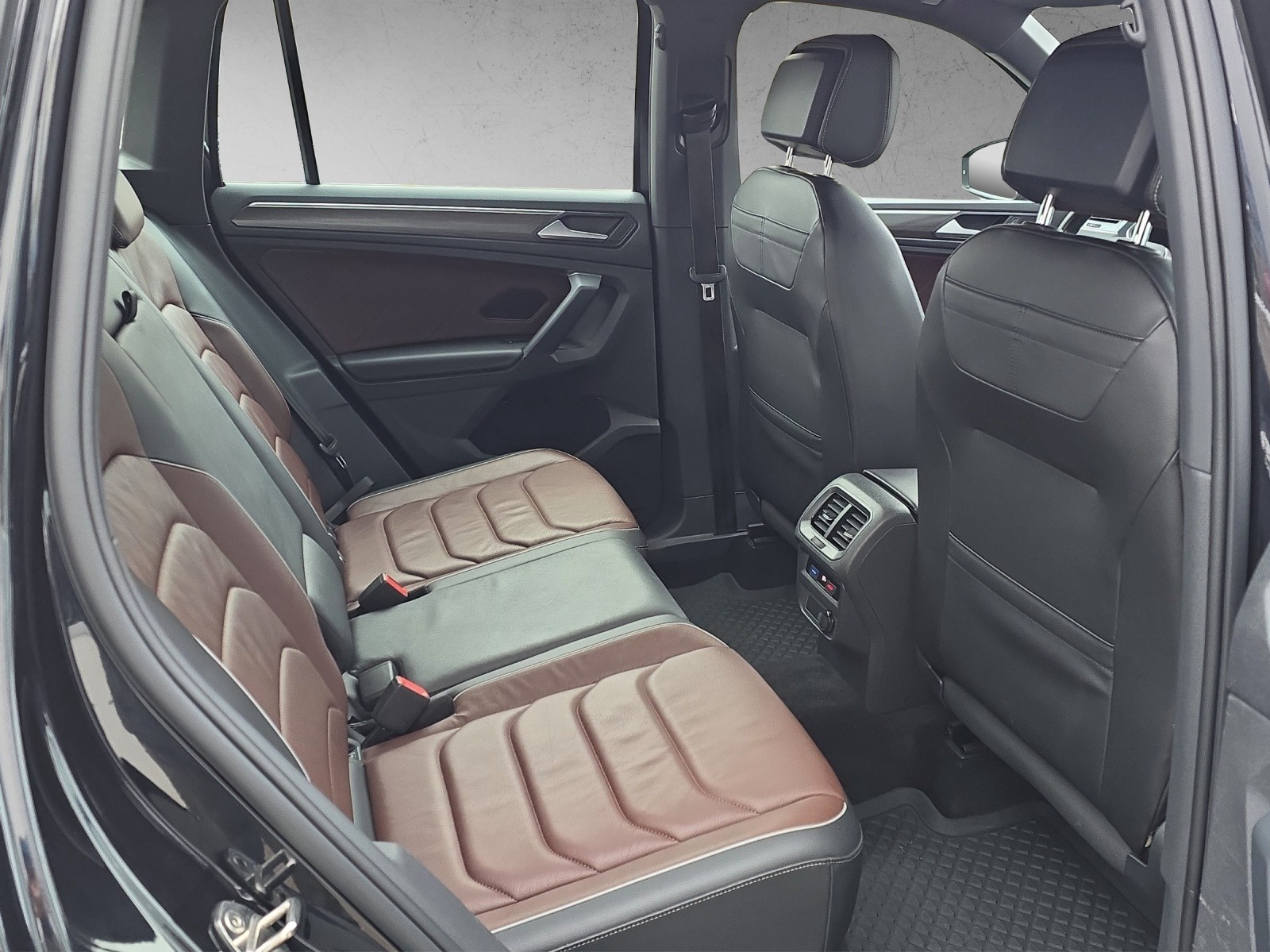 VW Tiguan 2.0 TDI SCR Elegance 4Motion DSG mit AHK-image-13
