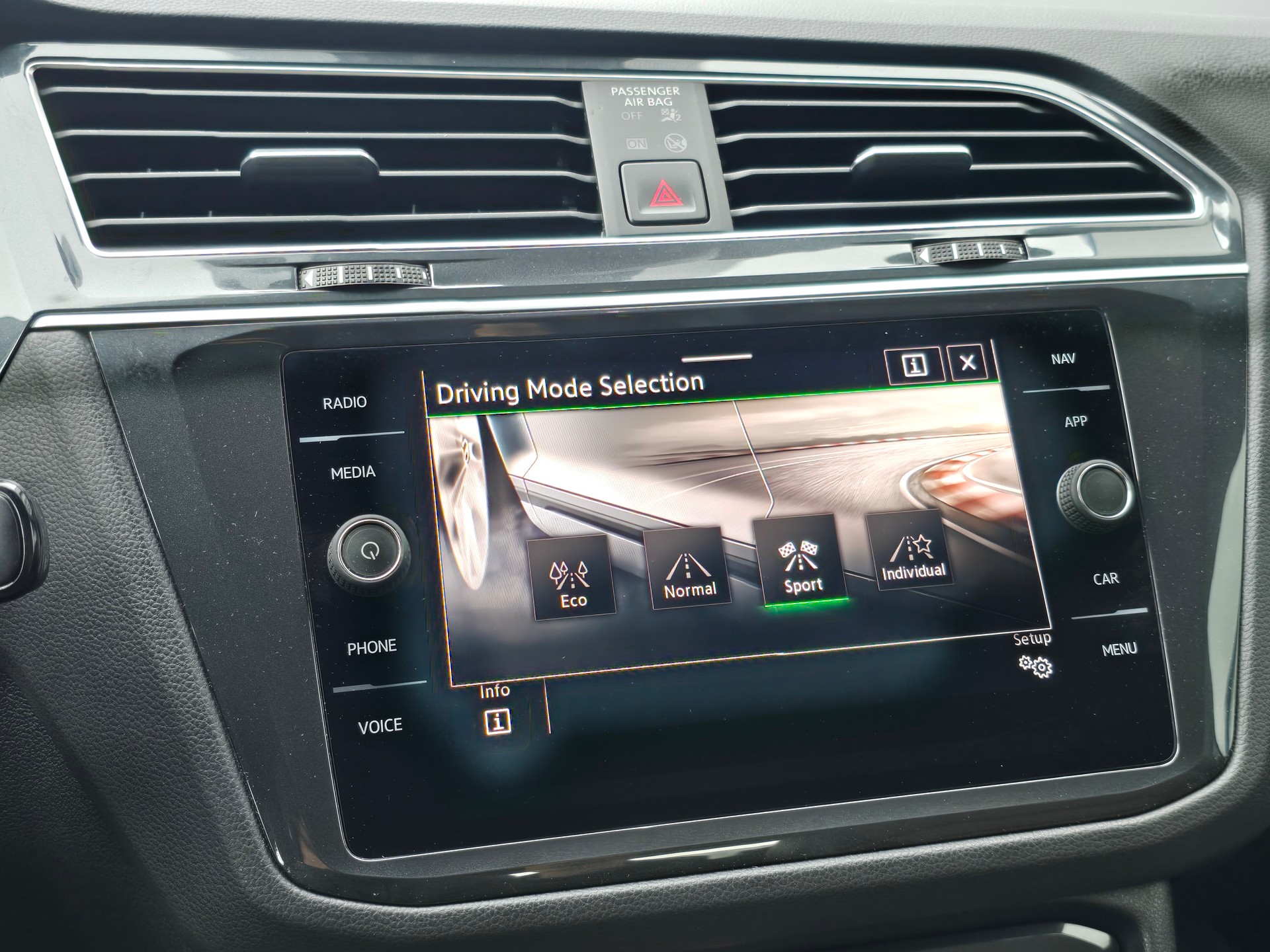 VW Tiguan 2.0 TDI SCR Elegance 4Motion DSG mit AHK-image-19