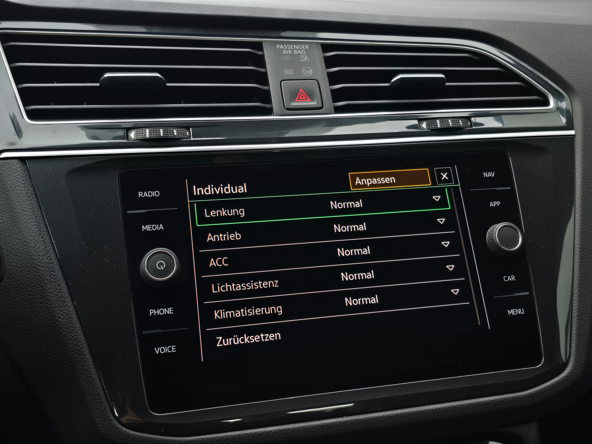 VW Tiguan 2.0 TDI SCR Elegance 4Motion DSG mit AHK-image-26