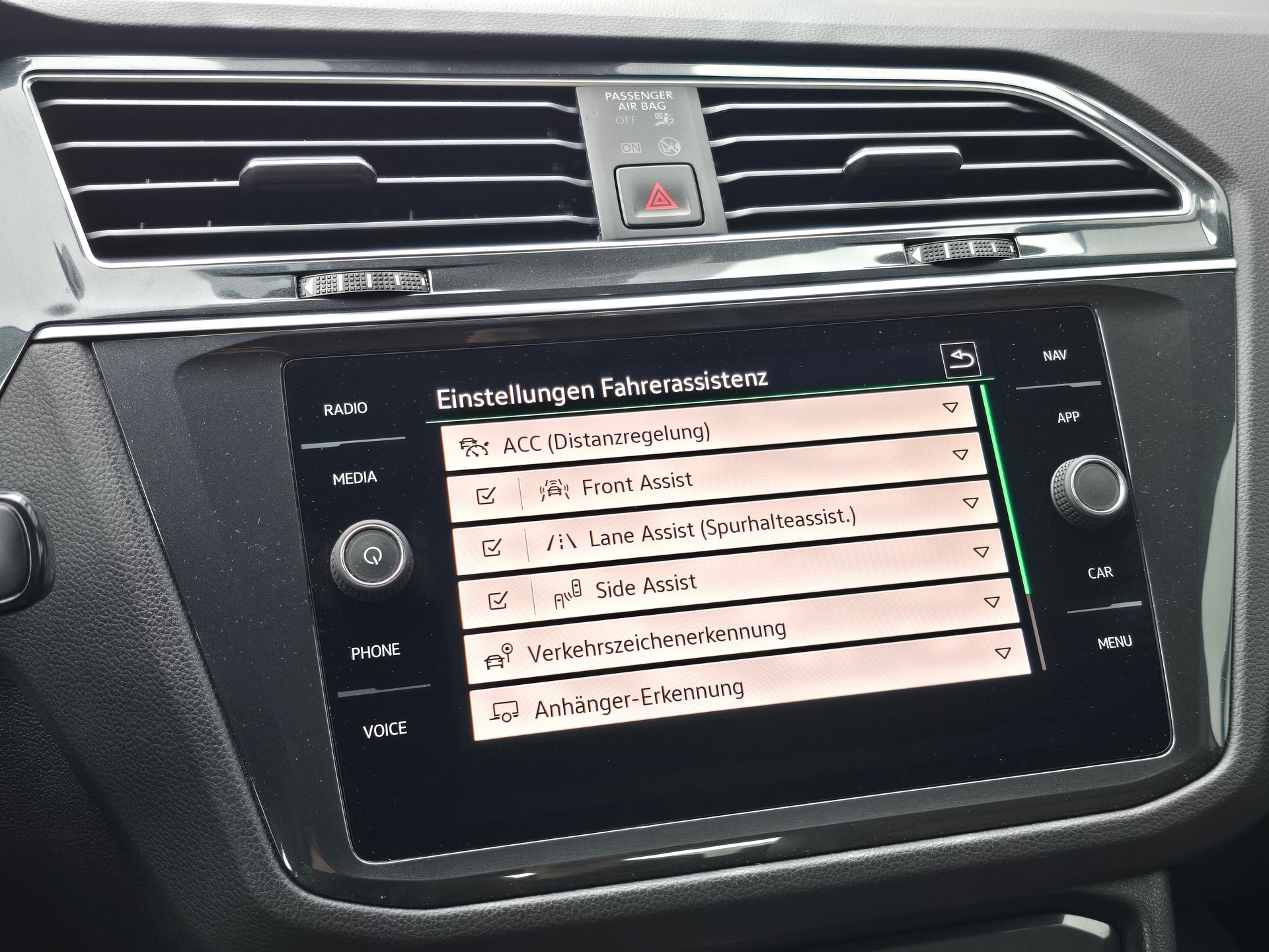 VW Tiguan 2.0 TDI SCR Elegance 4Motion DSG mit AHK-image-24