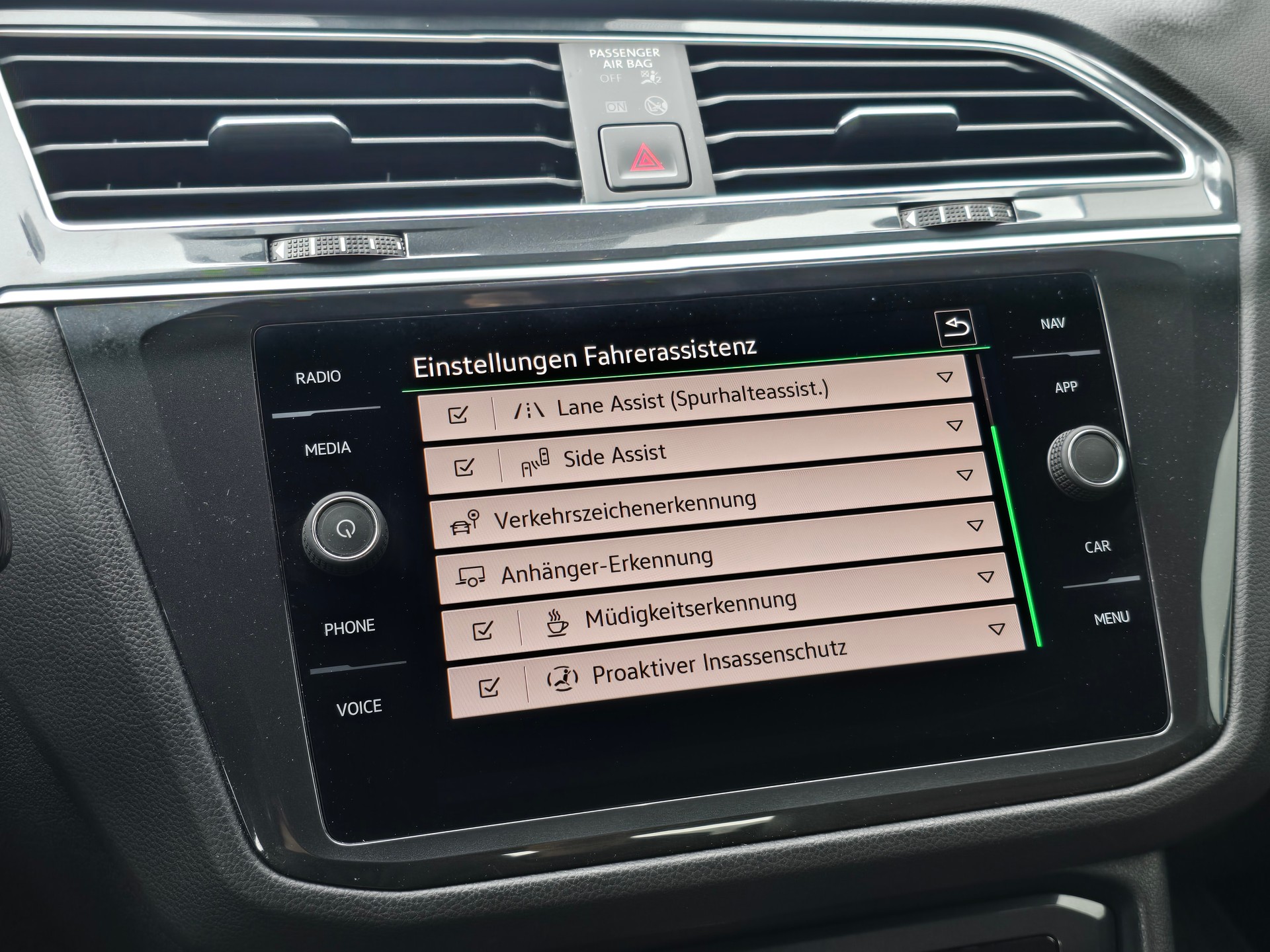 VW Tiguan 2.0 TDI SCR Elegance 4Motion DSG mit AHK-image-22