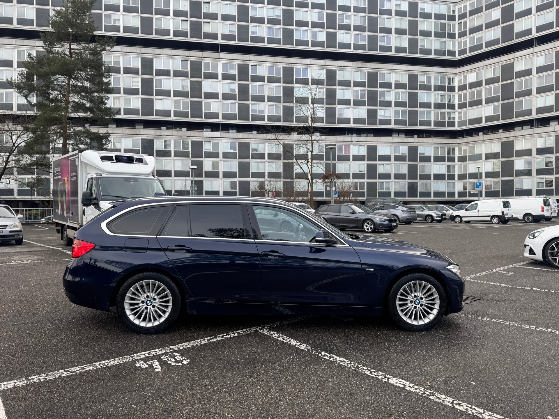 BMW 330d Touring Luxury Line Steptronic-image-5
