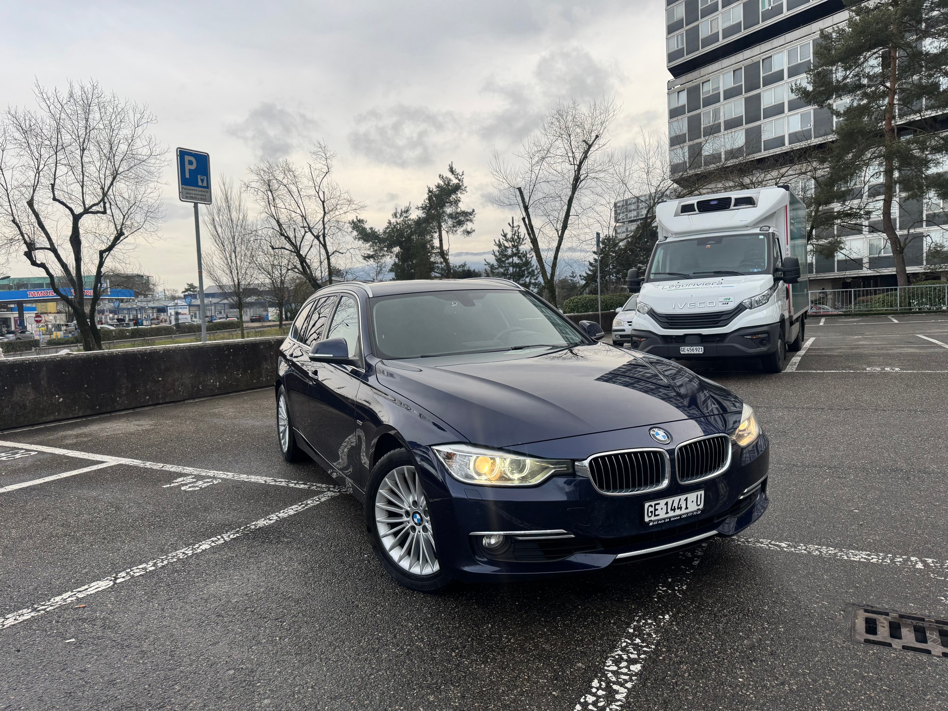 BMW 330d Touring Luxury Line Steptronic-image-1