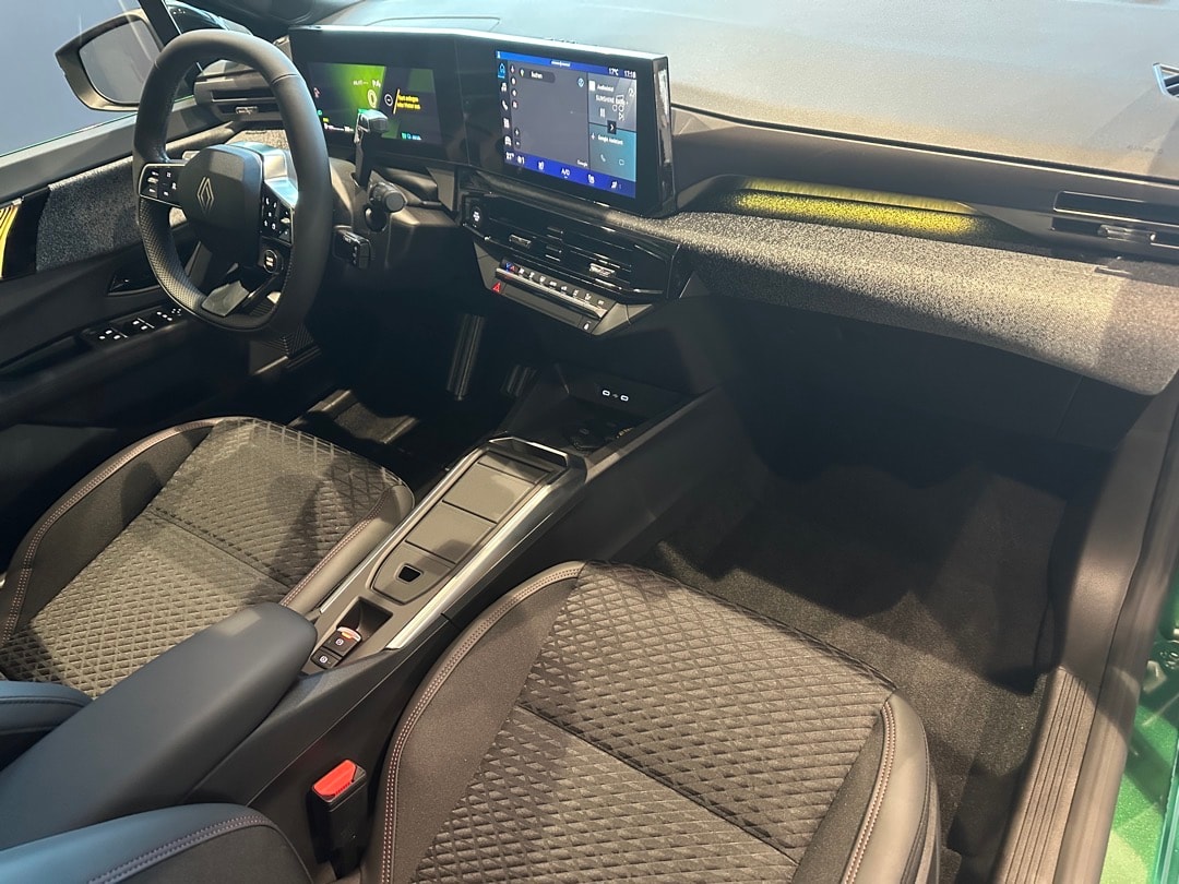 RENAULT Clio 1.8 E-Tech Techno-image-11
