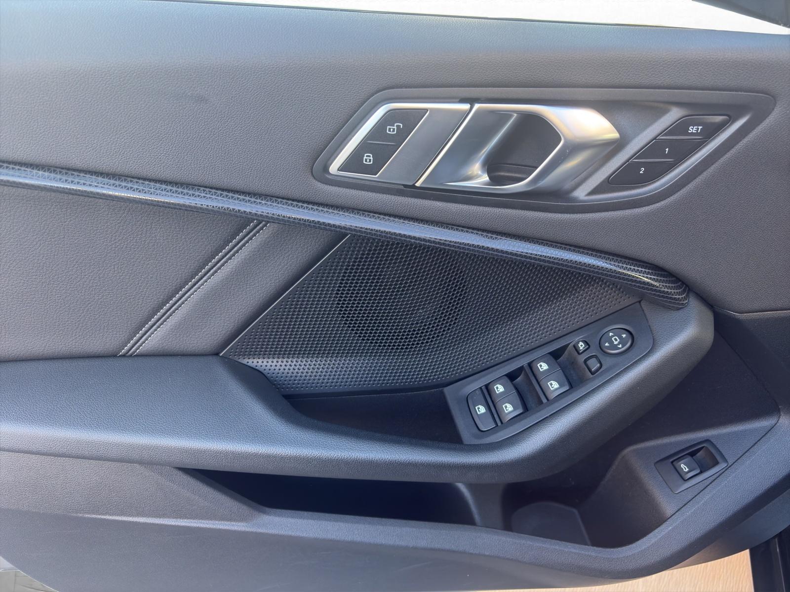 BMW 120d xDrive-image-16