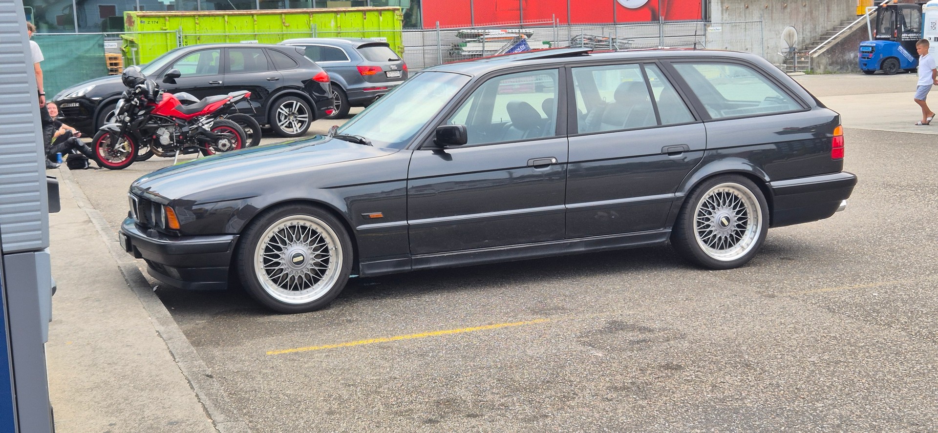 BMW 540i V8 Touring-image-1