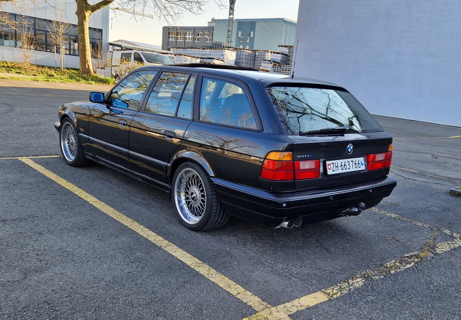 BMW 540i V8 Touring-image-0