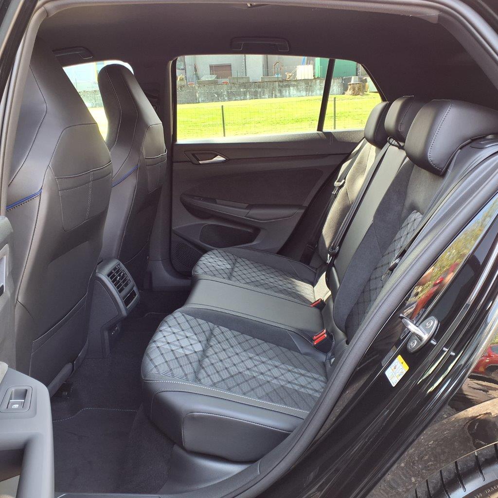 VW Golf VIII 1.5 eTSI R-Line DSG-image-11